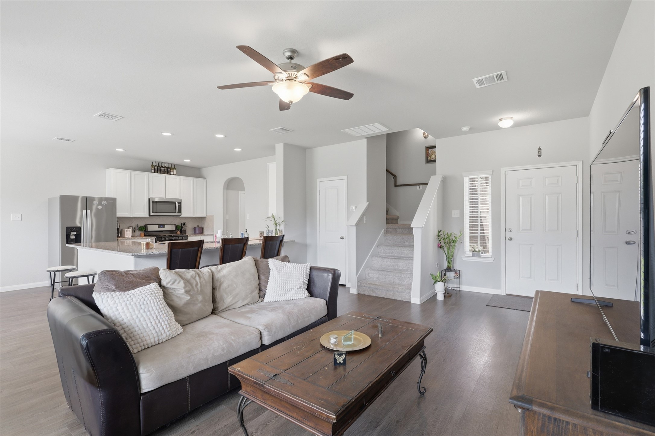 17622 Holroyd Road Property Photo 4