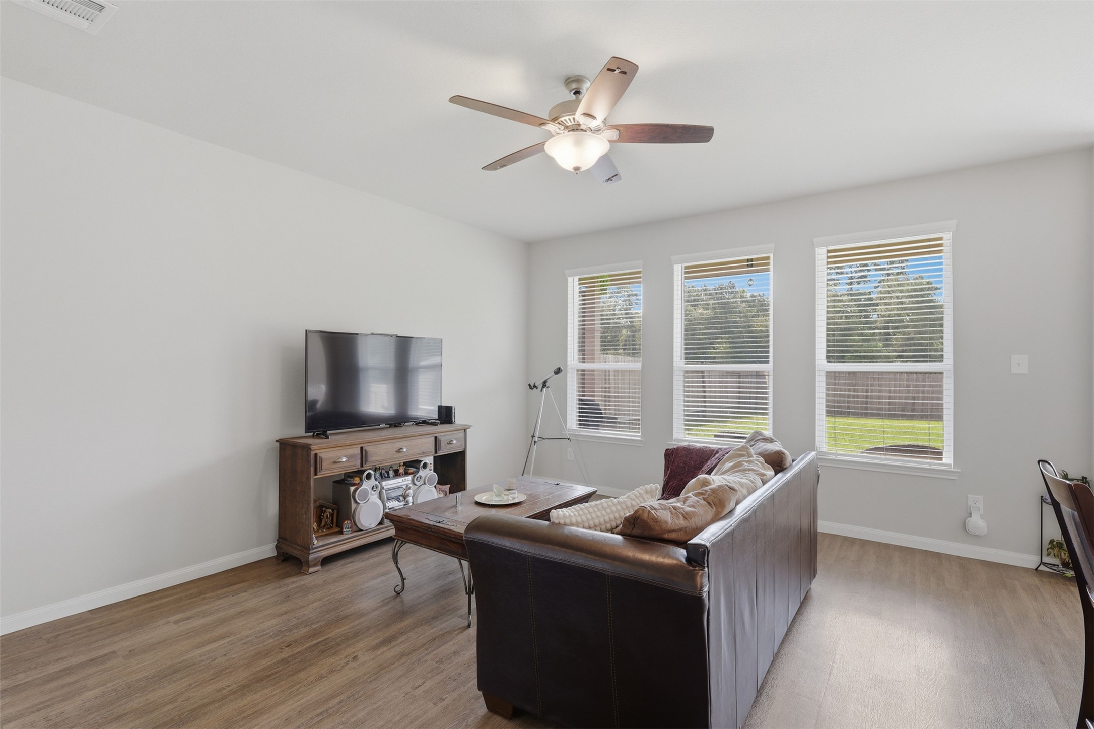 17622 Holroyd Road Property Photo 6