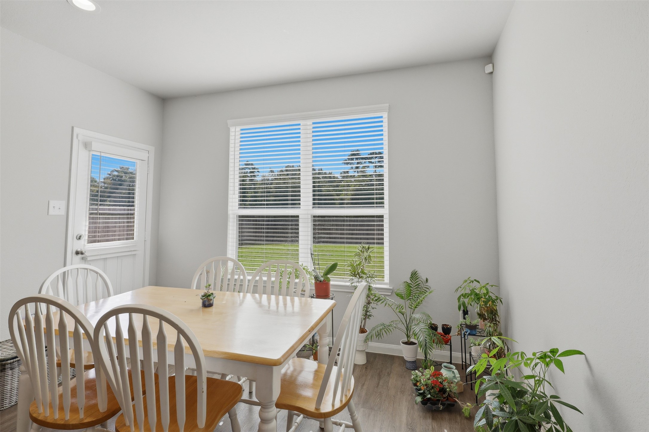17622 Holroyd Road Property Photo 7