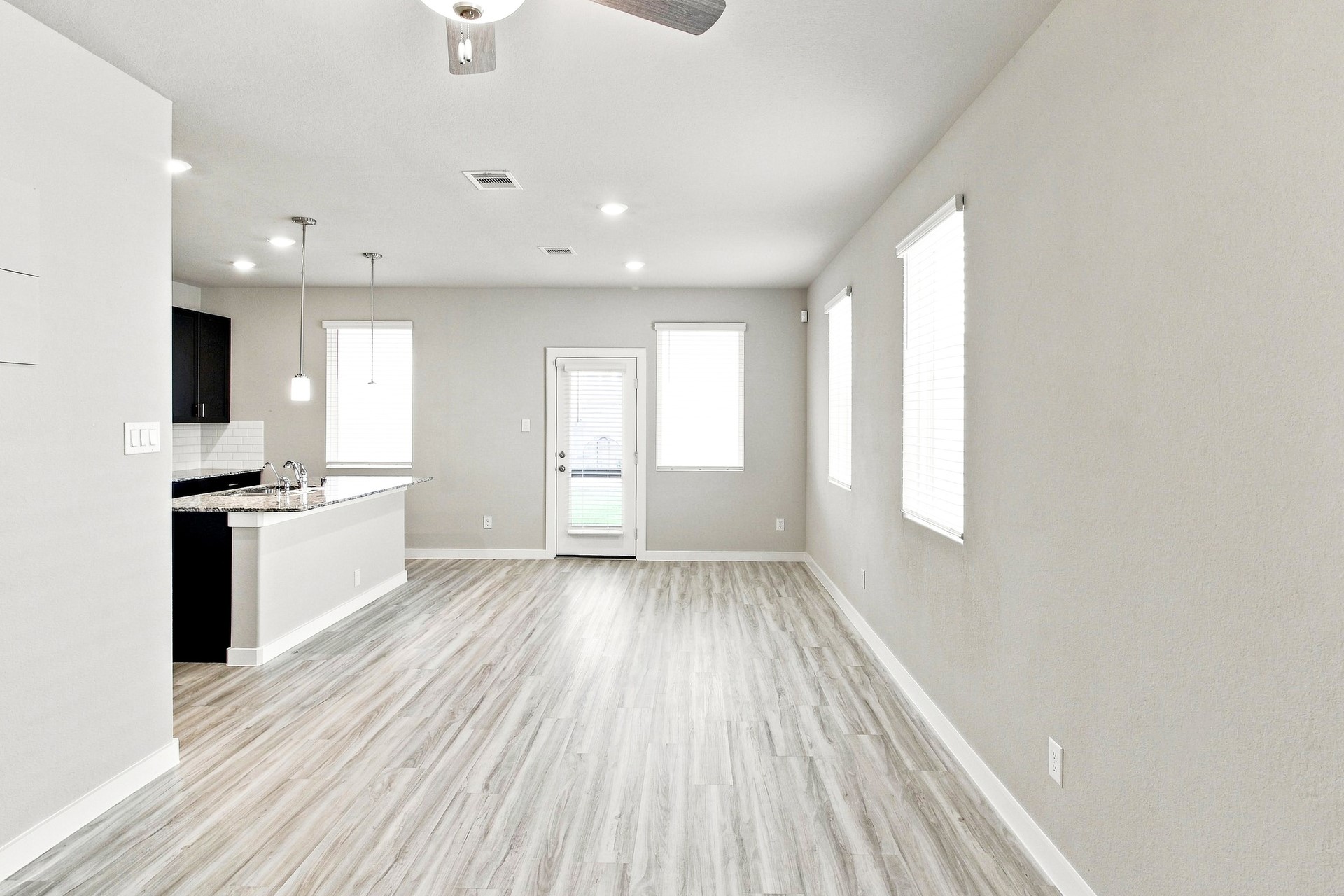 2186 Shady Pier Drive Property Photo 4