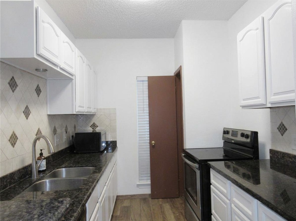 2300 Augusta Drive 17 Property Photo 4