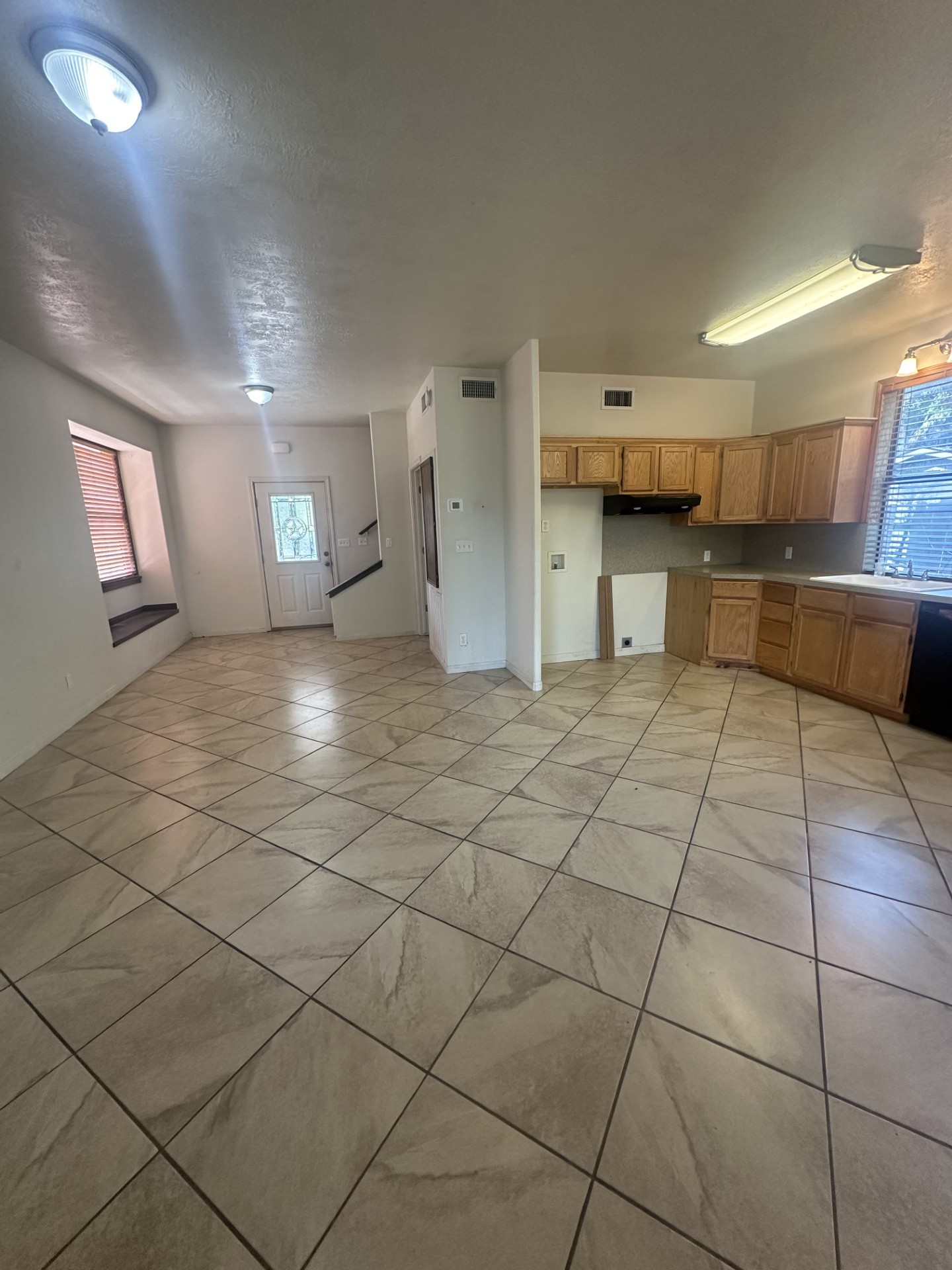 1214 E Alamo Property Photo 3
