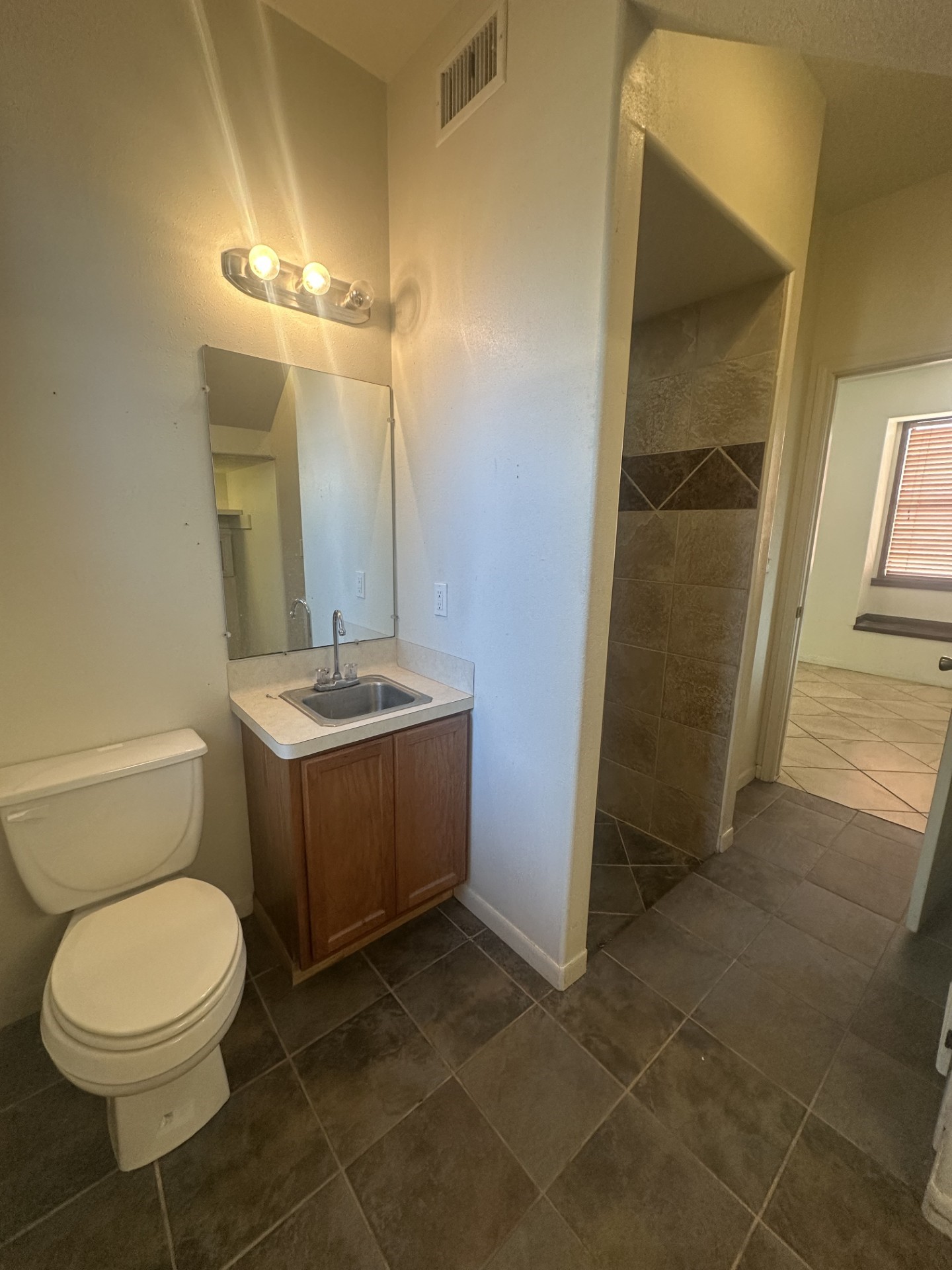 1214 E Alamo Property Photo 9
