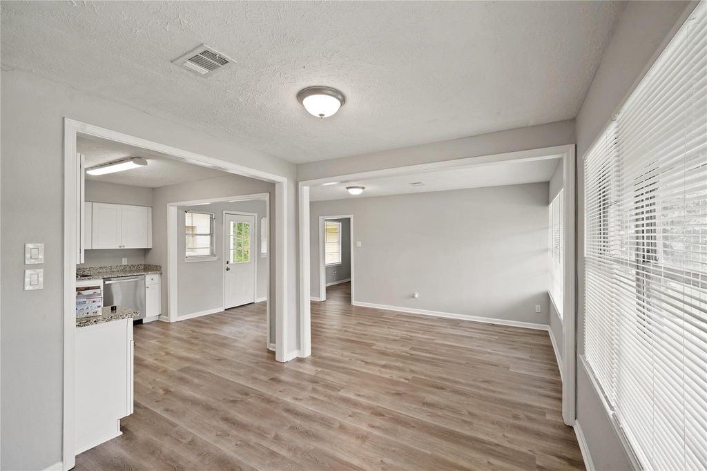 5822 Glenhurst Drive Property Photo 4