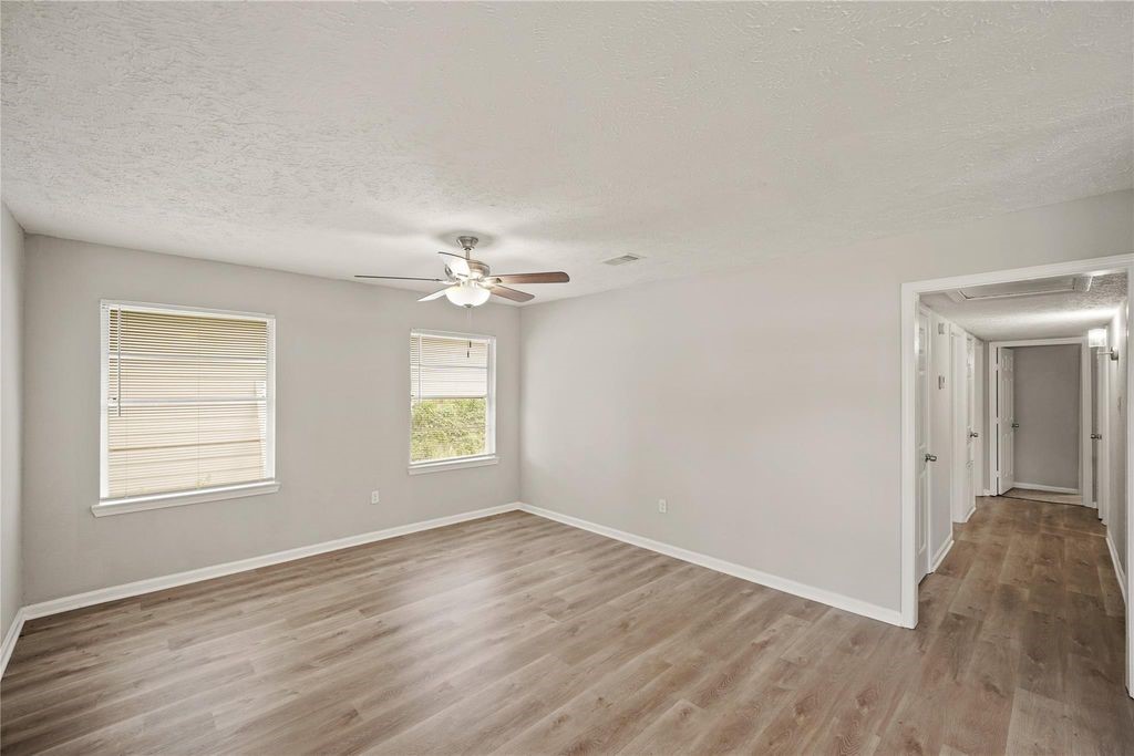5822 Glenhurst Drive Property Photo 5