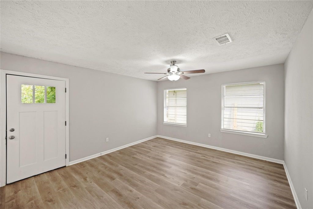 5822 Glenhurst Drive Property Photo 6