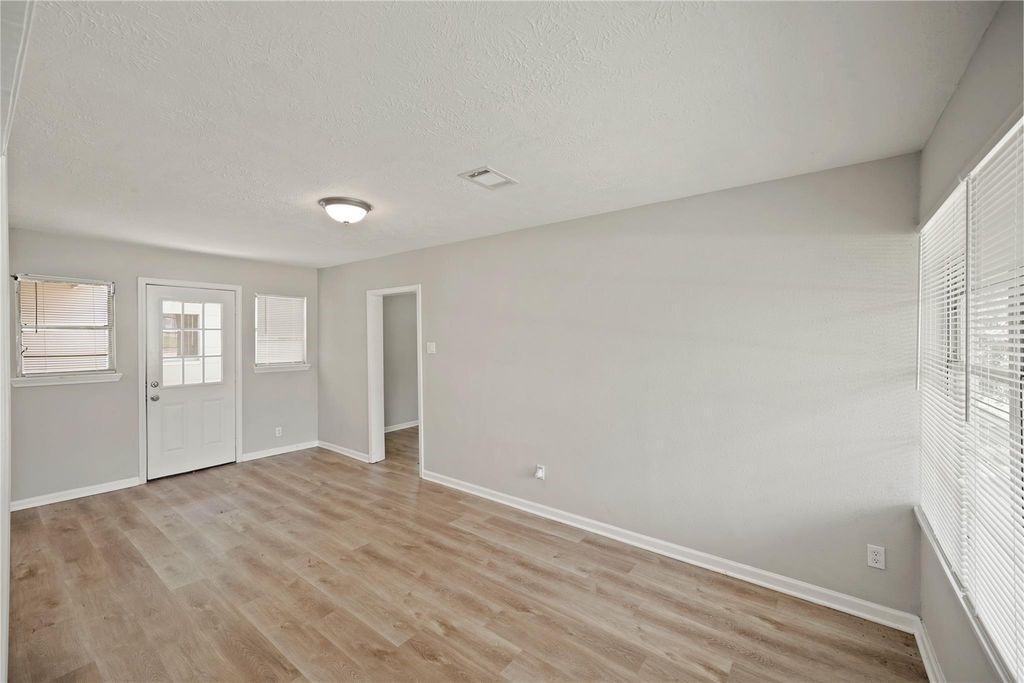 5822 Glenhurst Drive Property Photo 8