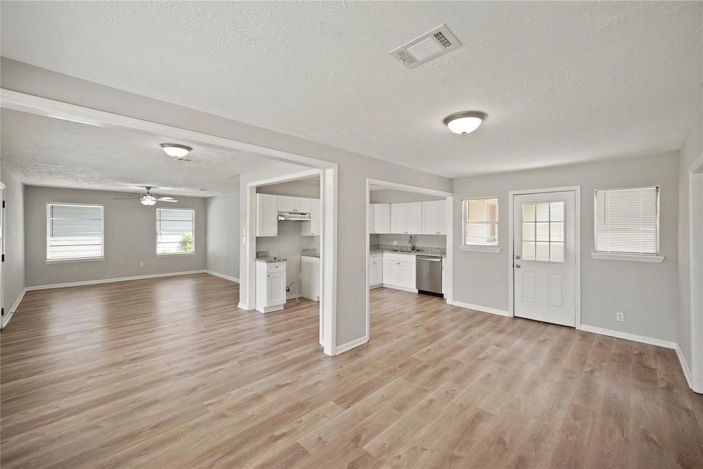 5822 Glenhurst Drive Property Photo 9