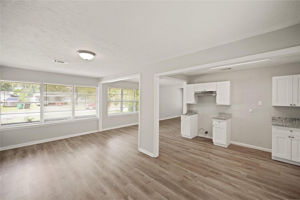 5822 Glenhurst Drive Property Photo 10