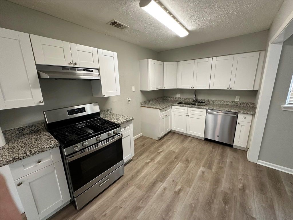 5822 Glenhurst Drive Property Photo 11