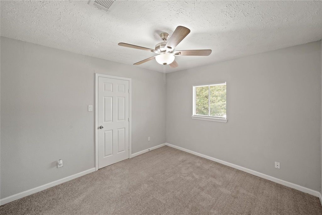5822 Glenhurst Drive Property Photo 12