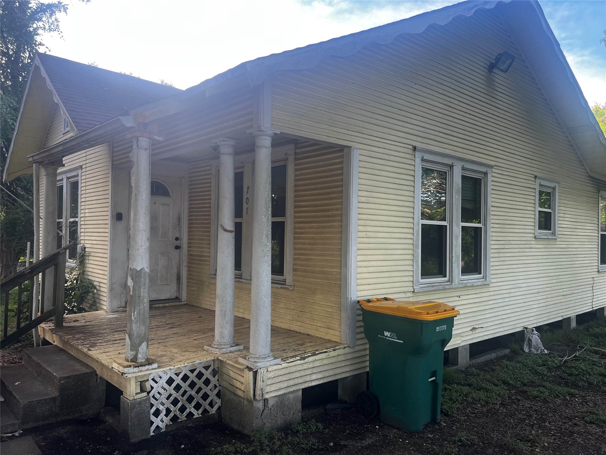 701 Oak Street Property Photo 2