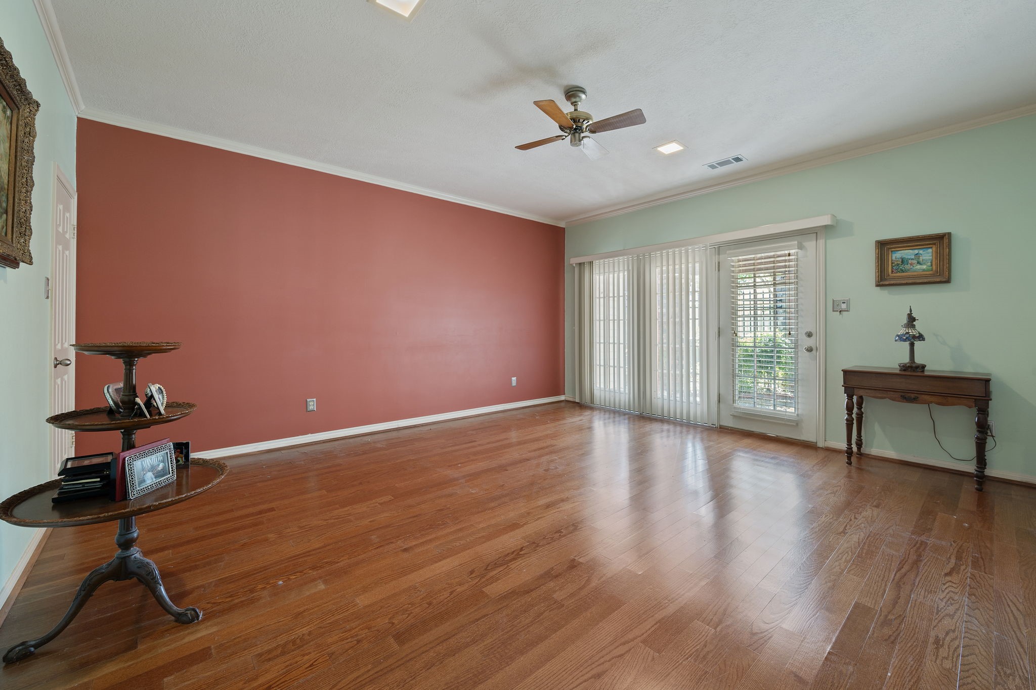 707 Walker Street Property Photo 9