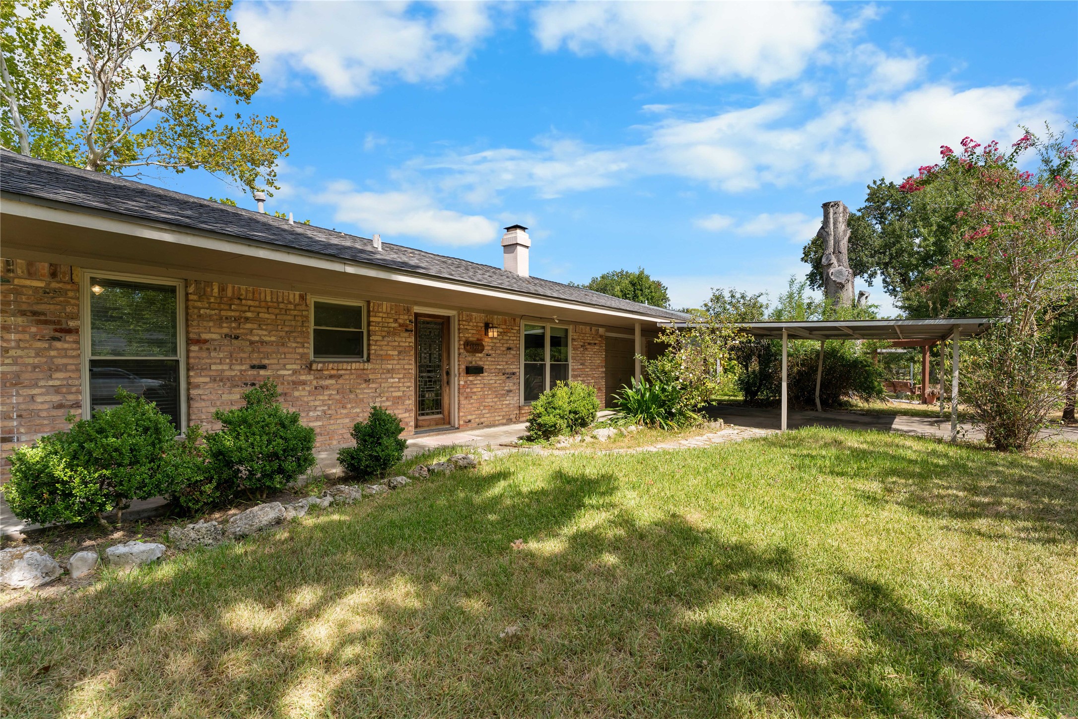 1911 Manila Lane Property Photo 1