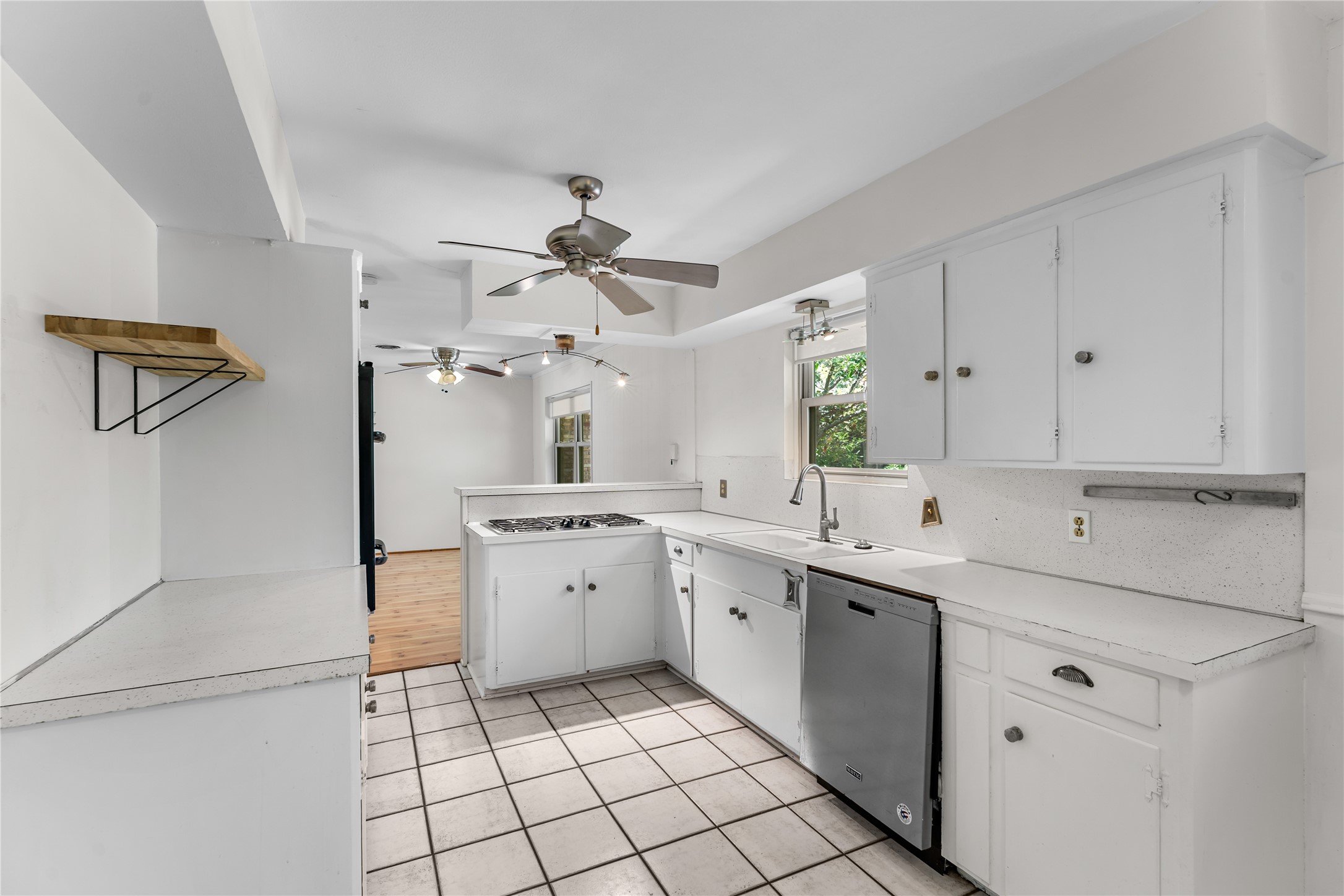1911 Manila Lane Property Photo 3