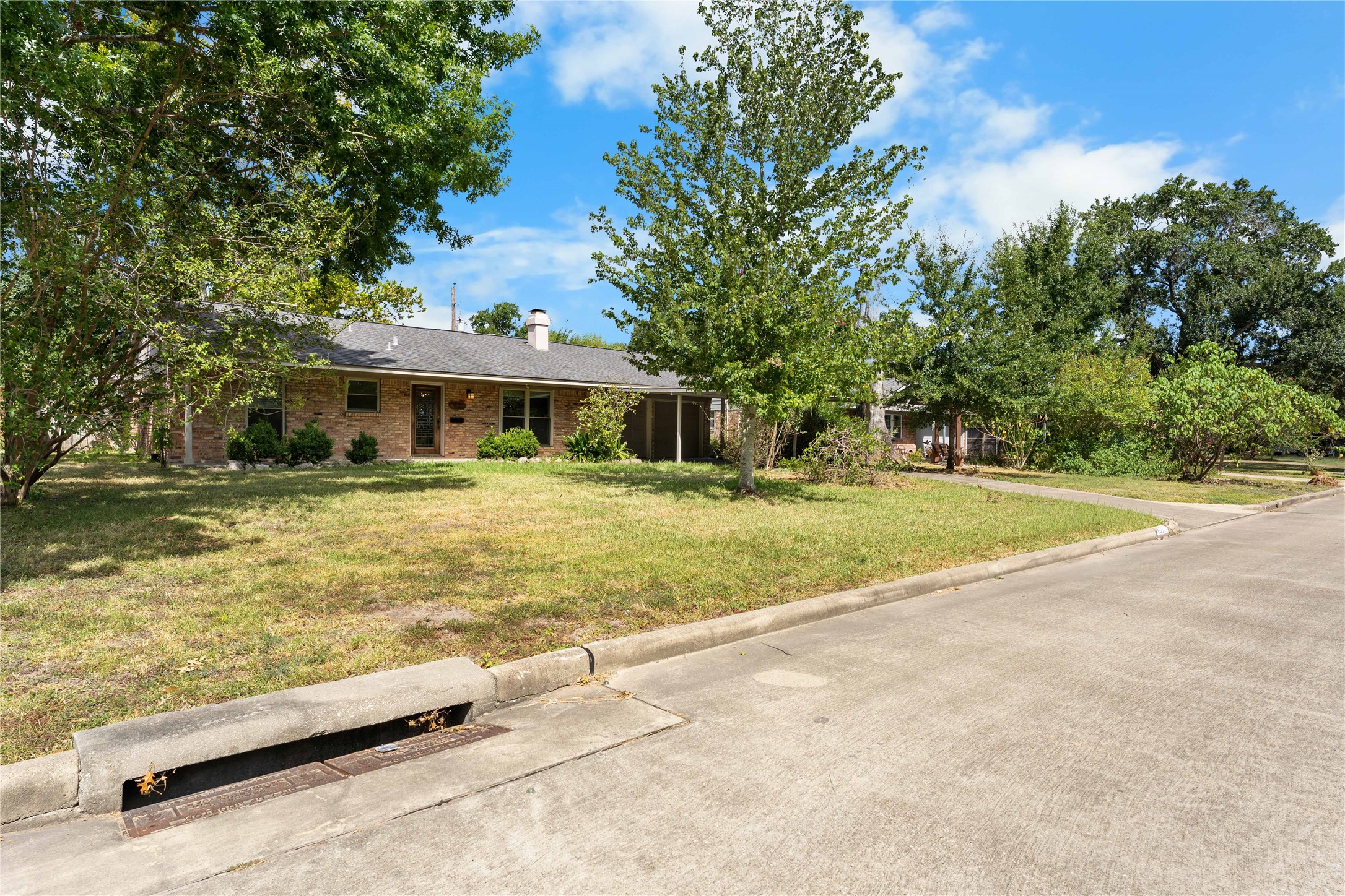 1911 Manila Lane Property Photo 7