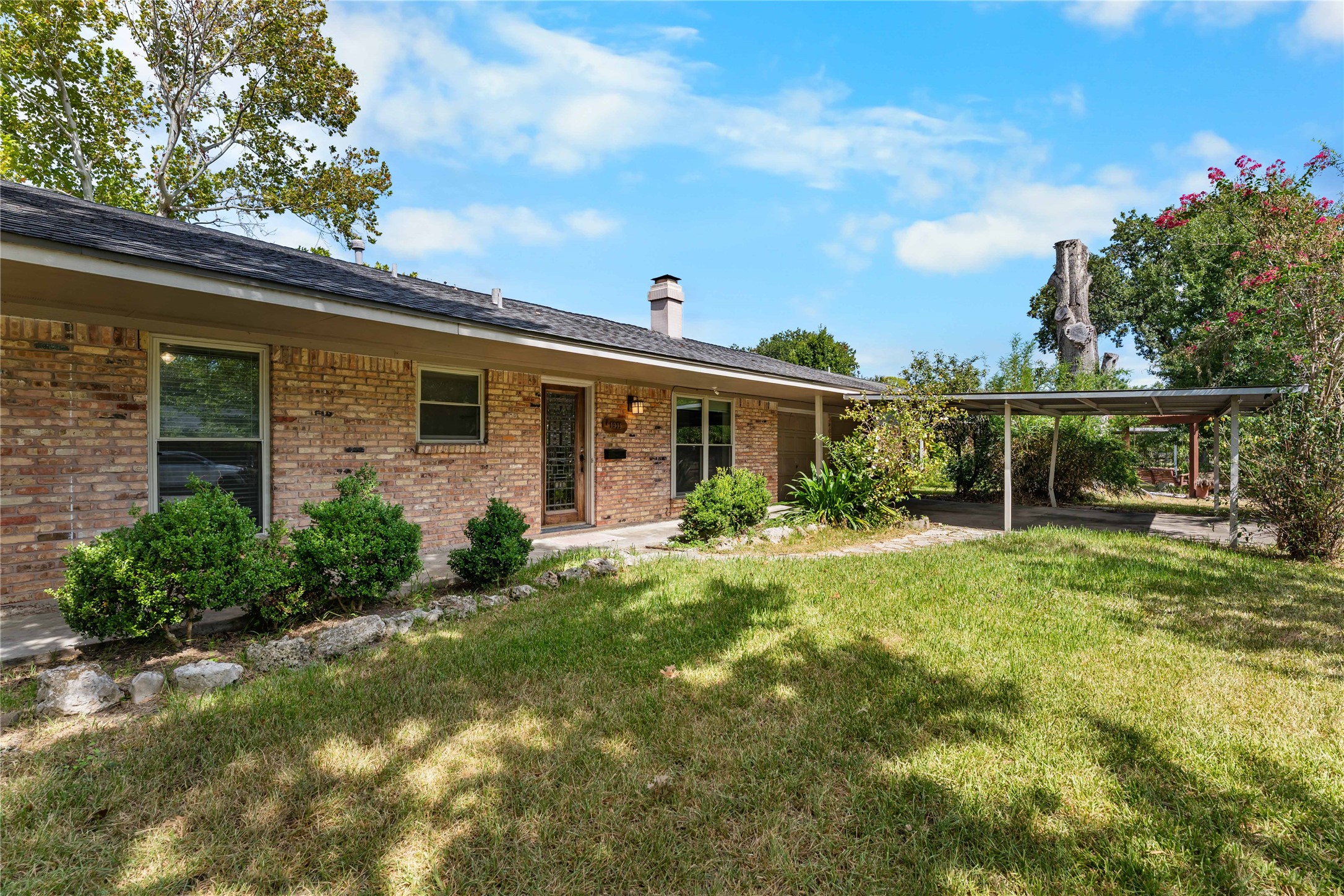 1911 Manila Lane Property Photo 38