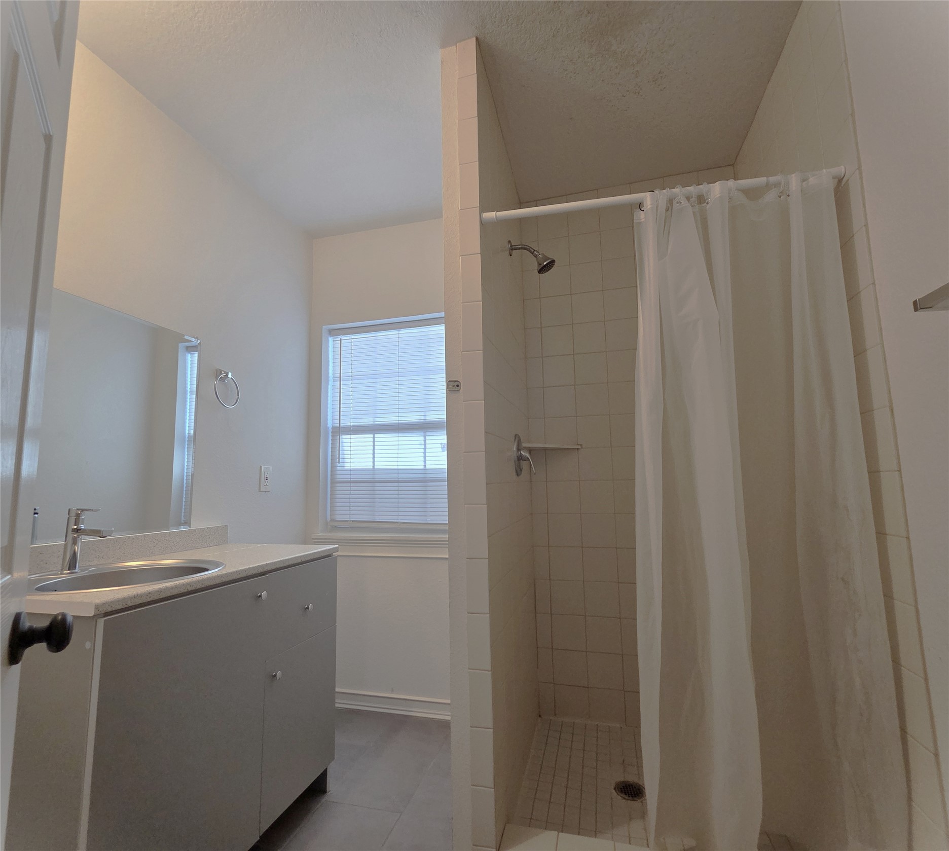 914 E 32nd Street 1 Property Photo 7
