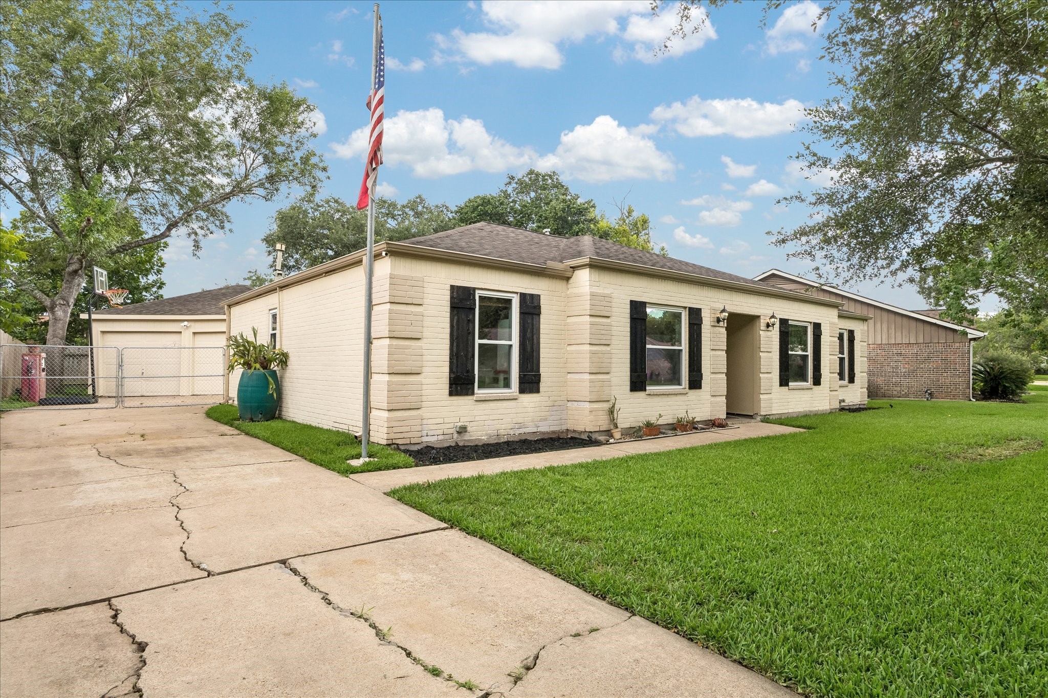 15811 Wandering Trail Property Photo 2