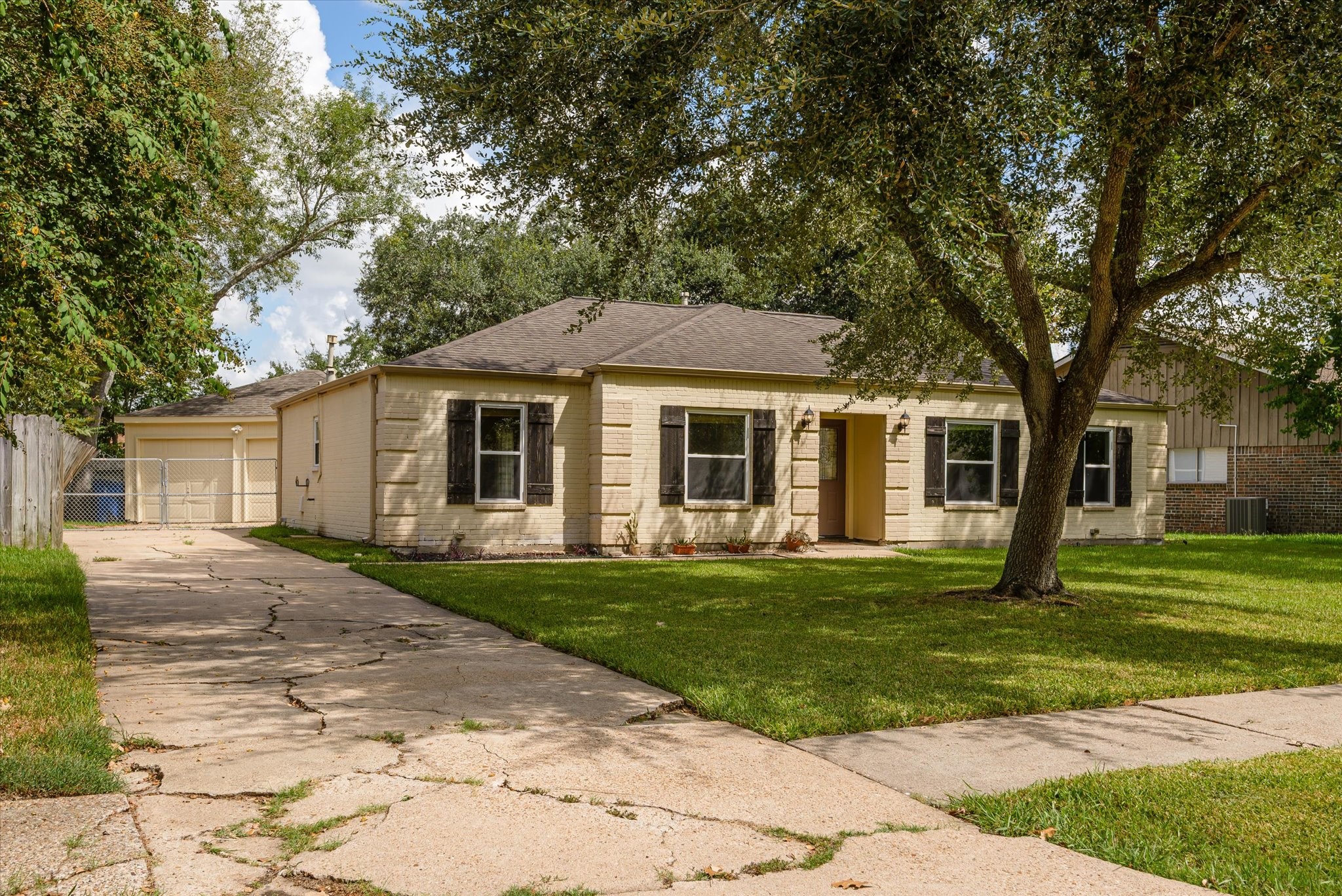 15811 Wandering Trail Property Photo 3