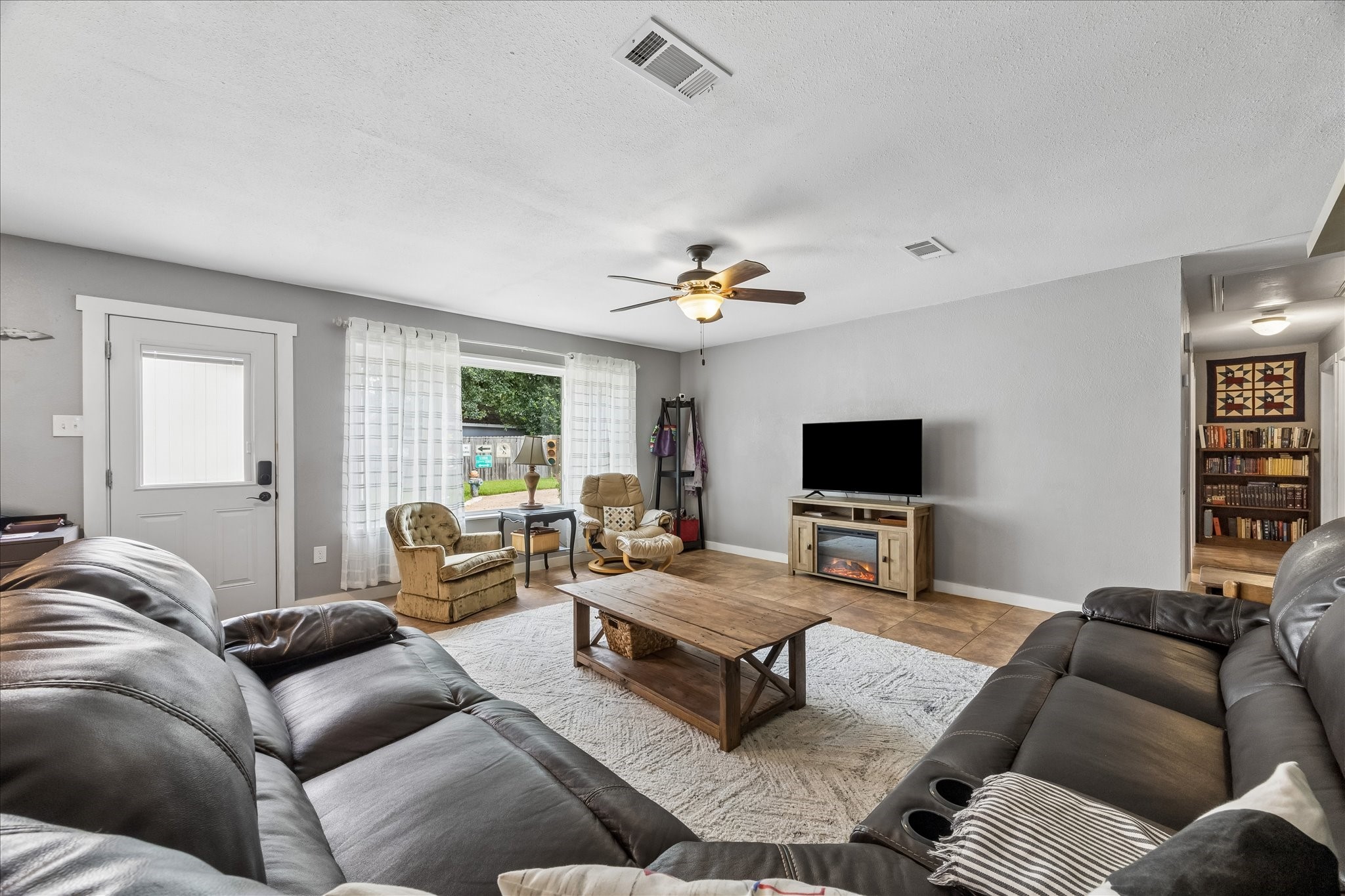 15811 Wandering Trail Property Photo 4