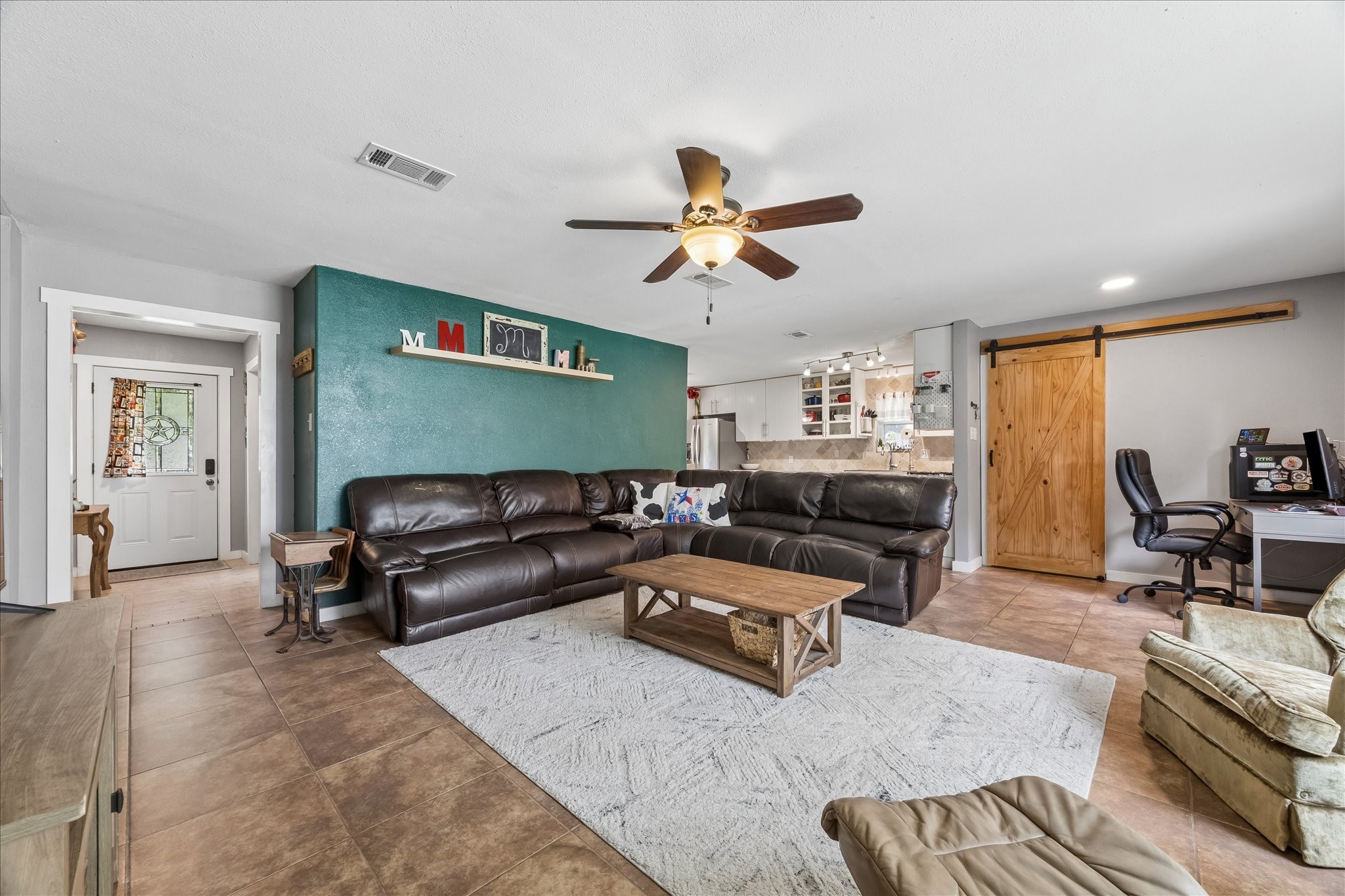 15811 Wandering Trail Property Photo 5