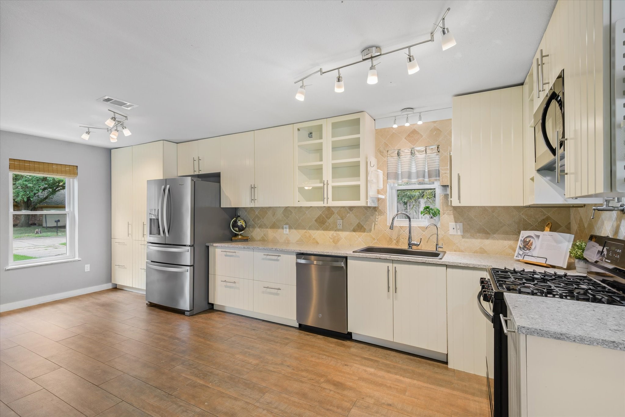 15811 Wandering Trail Property Photo 9