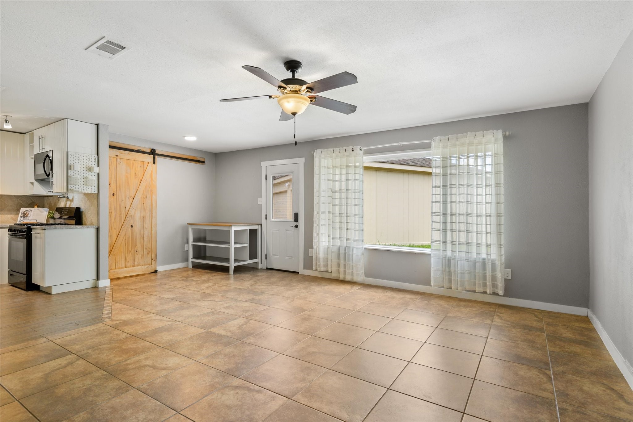 15811 Wandering Trail Property Photo 11