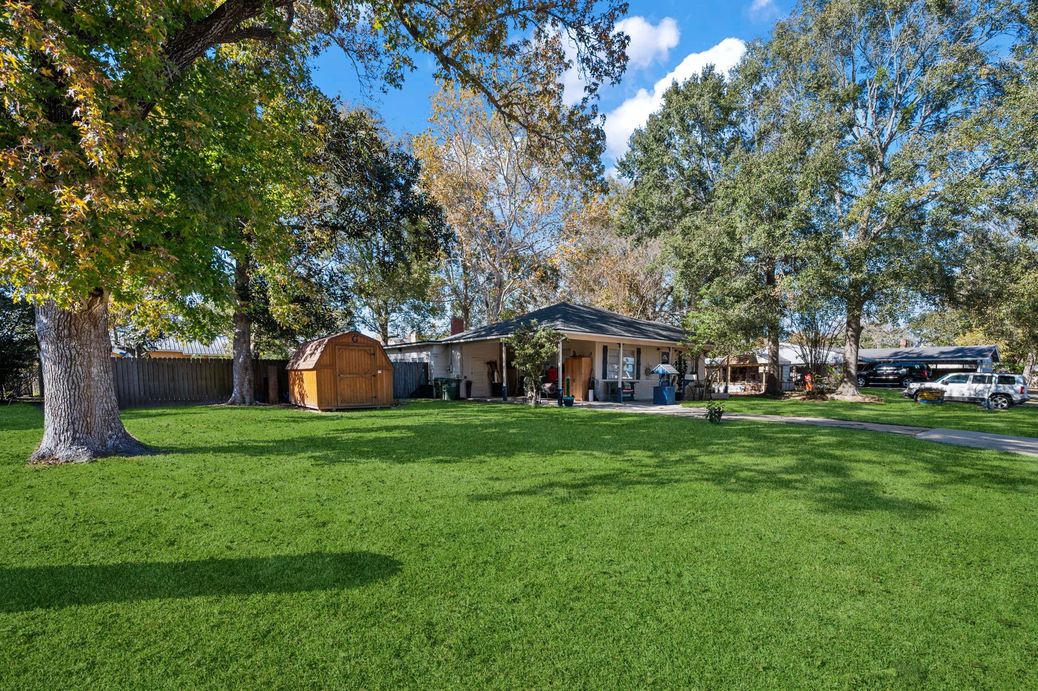 945 N Travis Street Property Photo 3