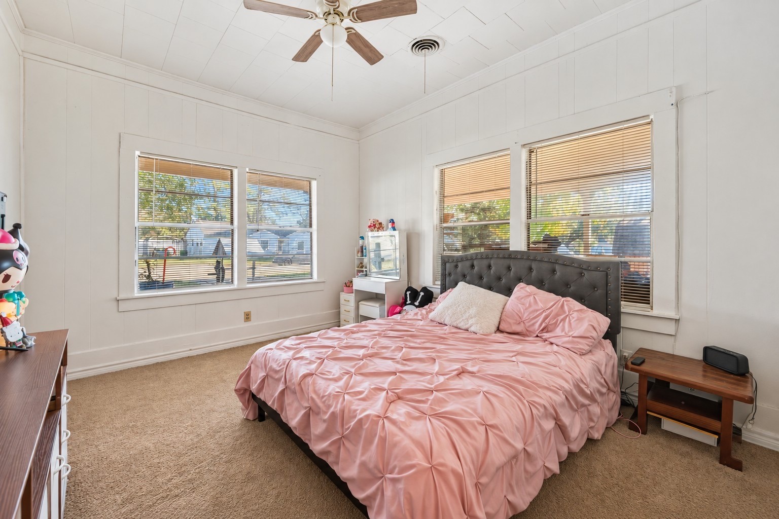 945 N Travis Street Property Photo 11