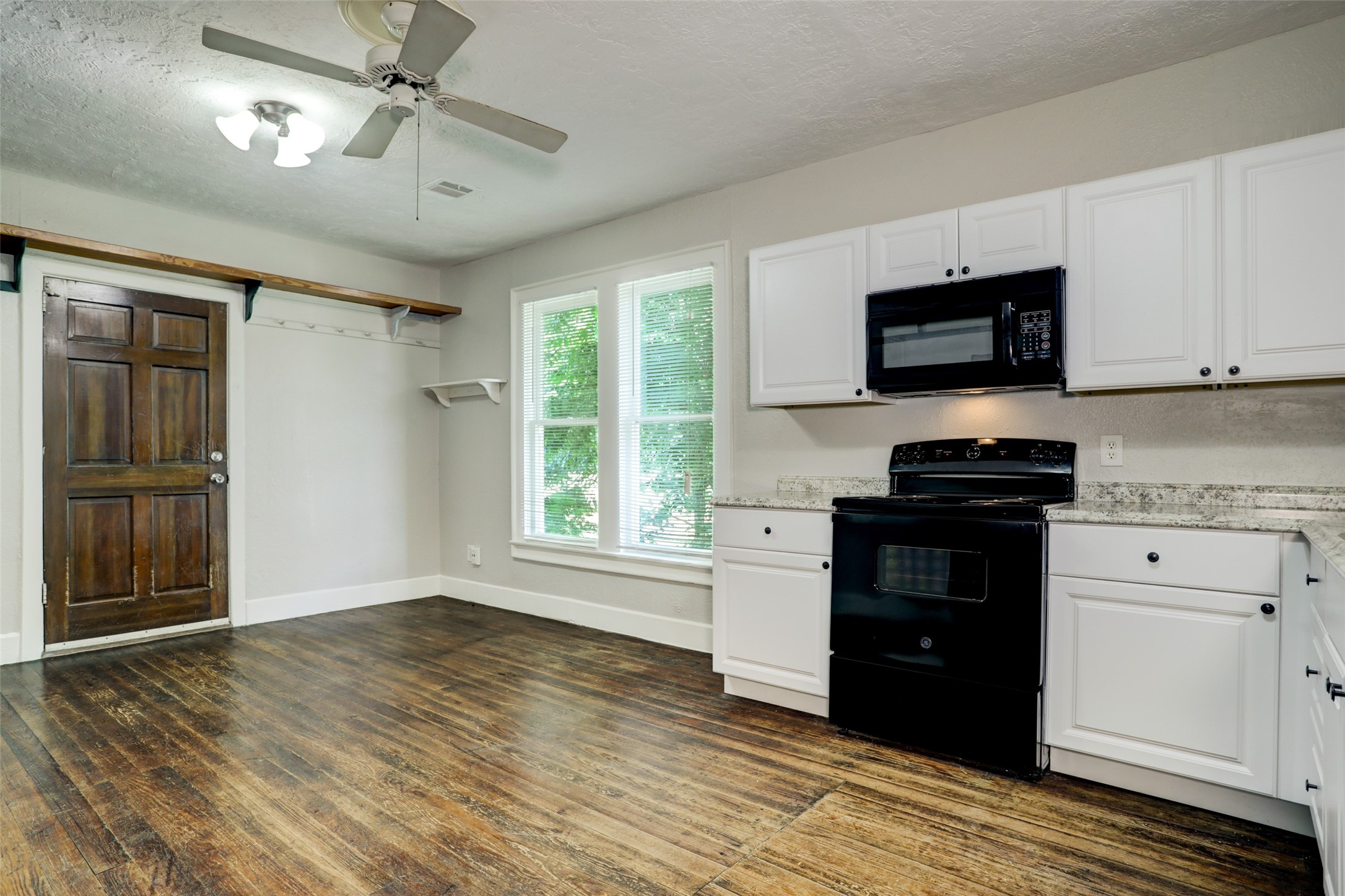 523 E Mulberry Street Property Photo 5