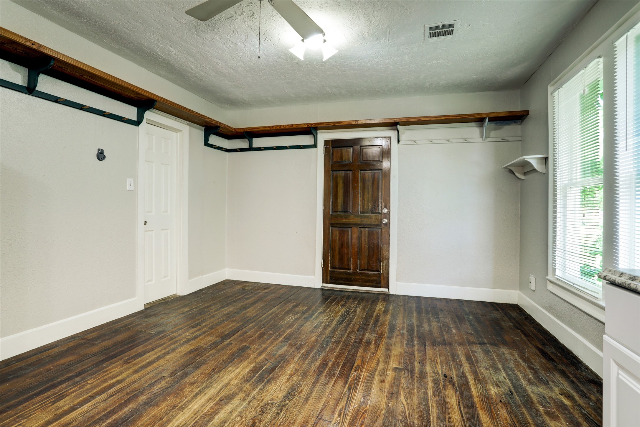 523 E Mulberry Street Property Photo 6