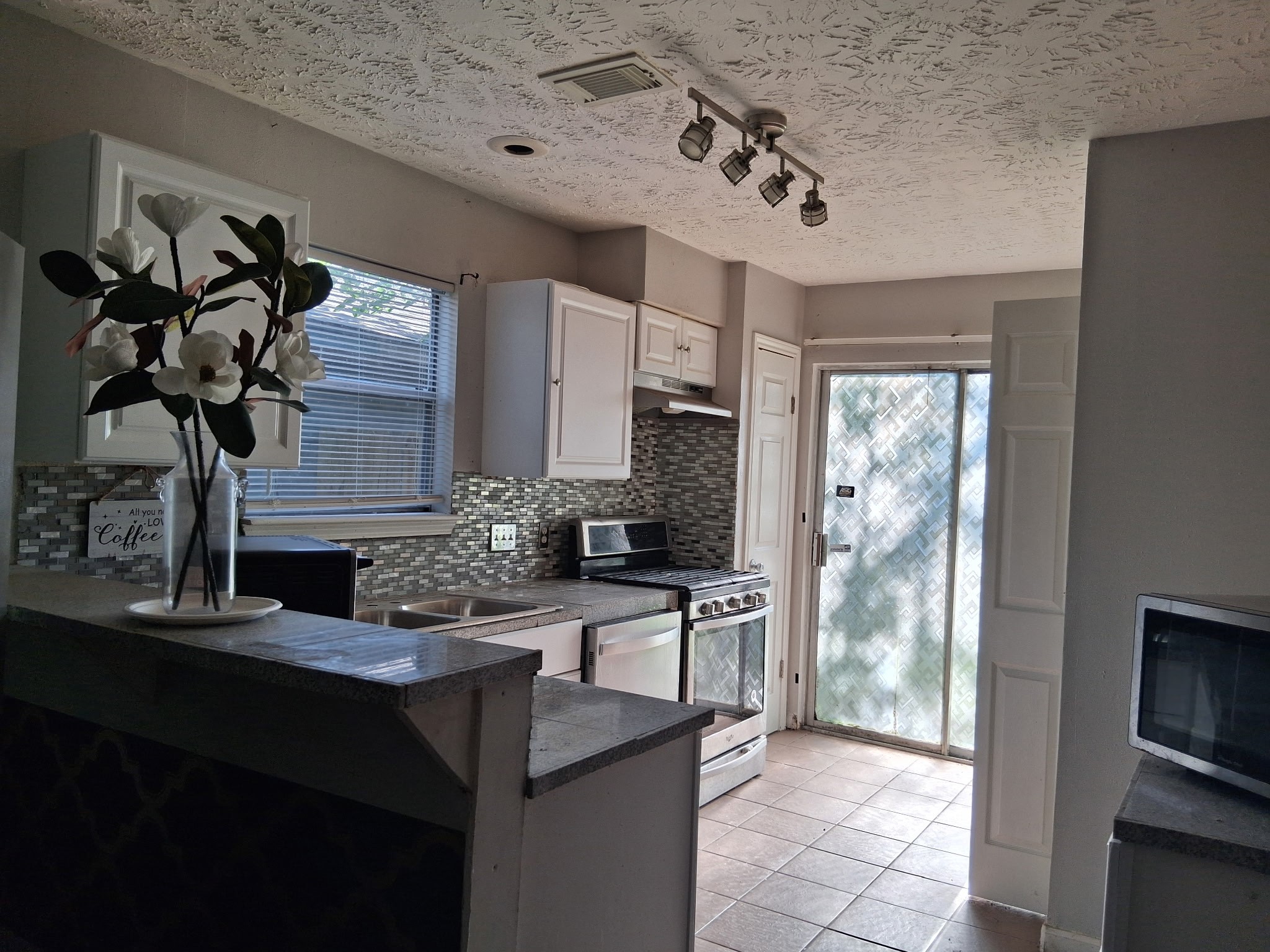 916 Littleport Lane Property Photo 10