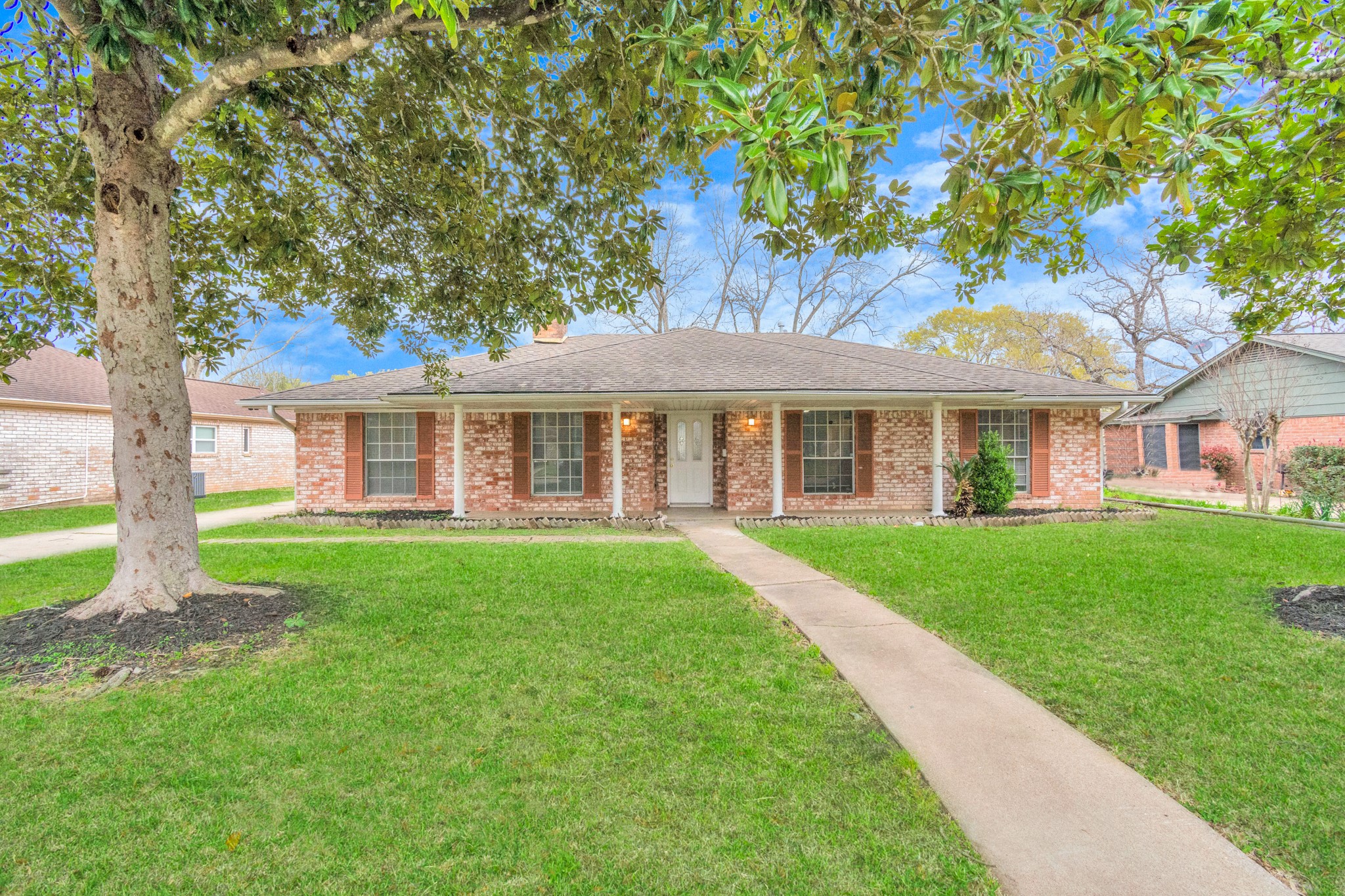800 Fairway Drive Property Photo