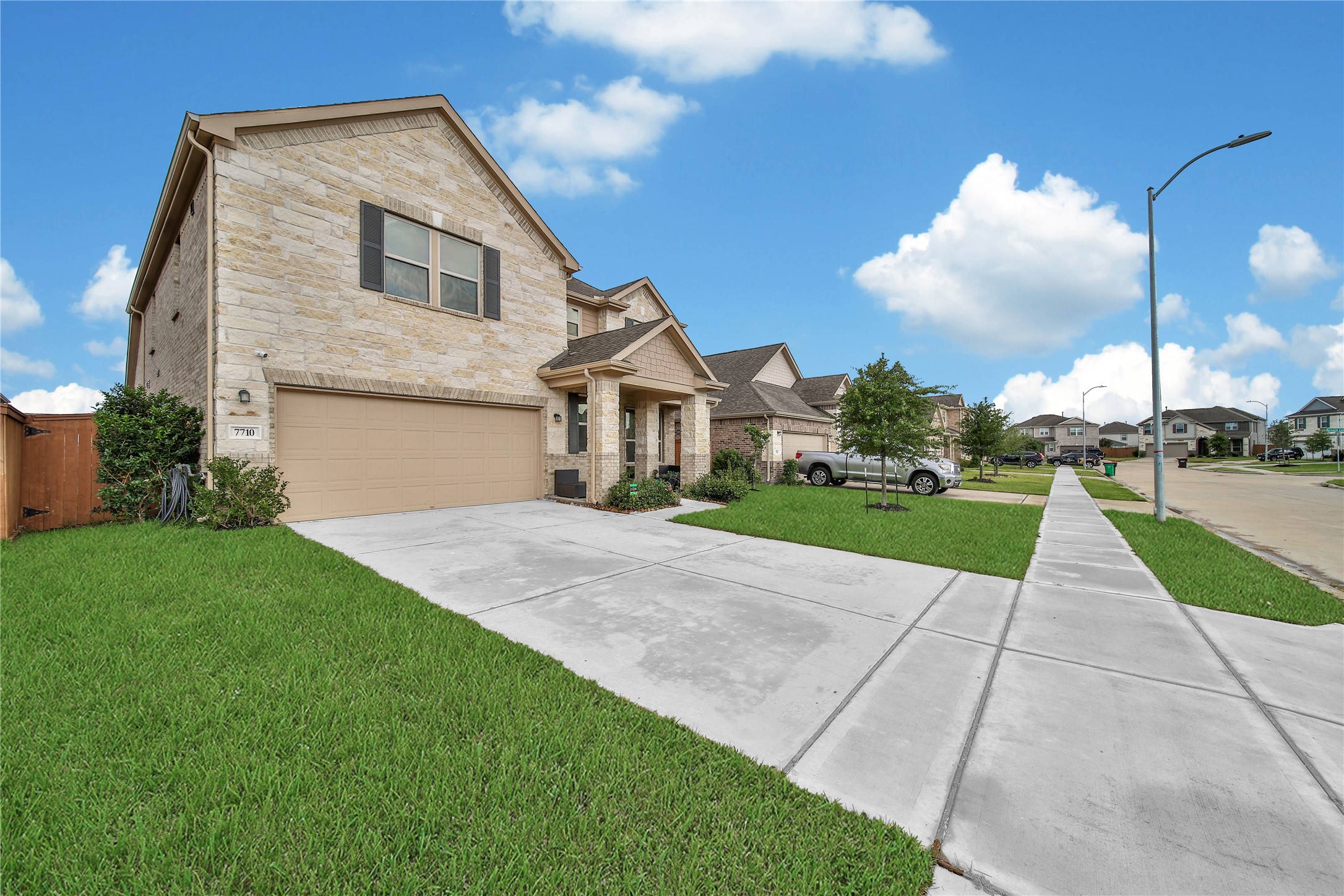 7710 Royal Oasis Lane Property Photo 2