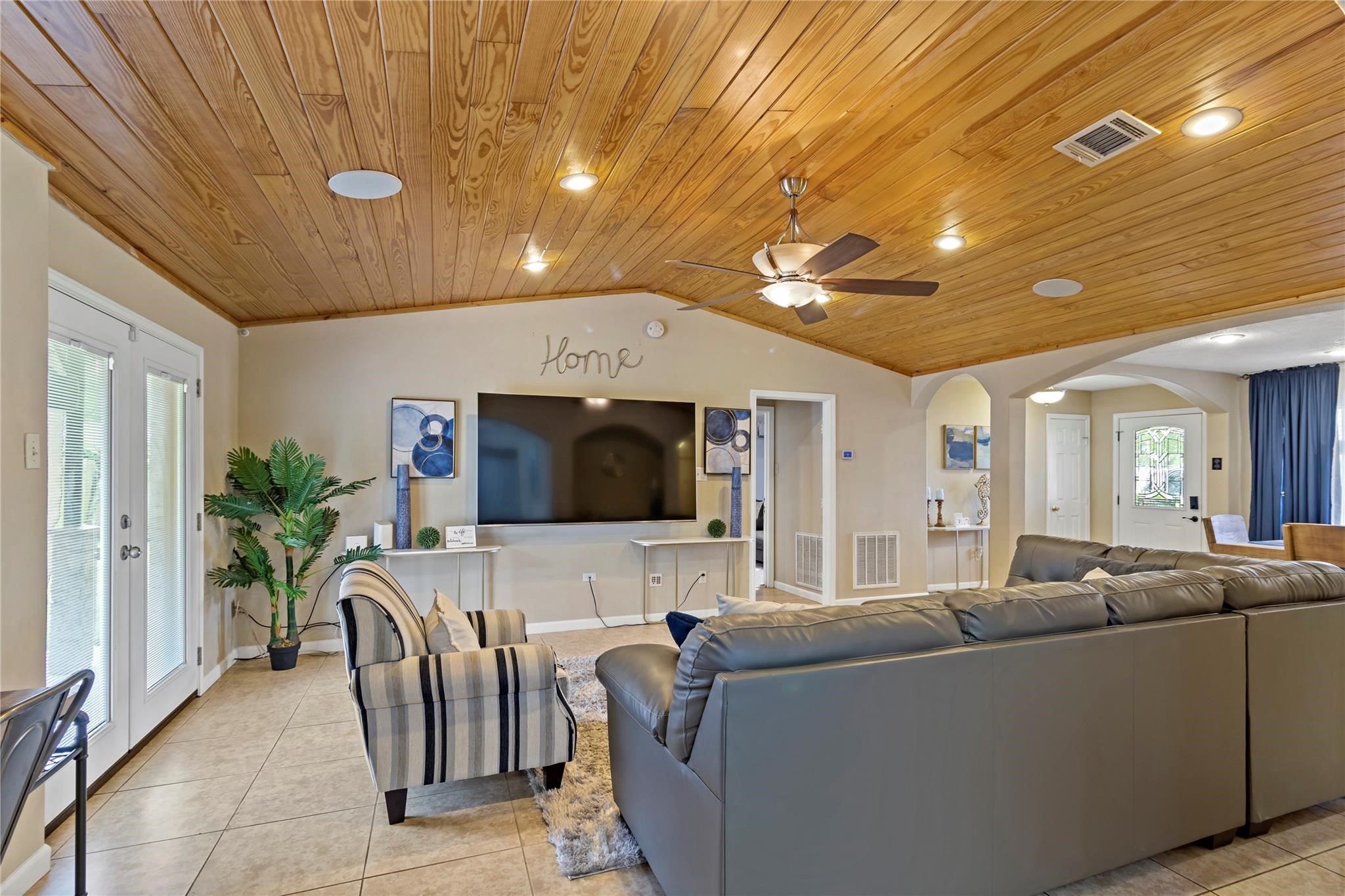 1405 Delabrook Court Property Photo 6