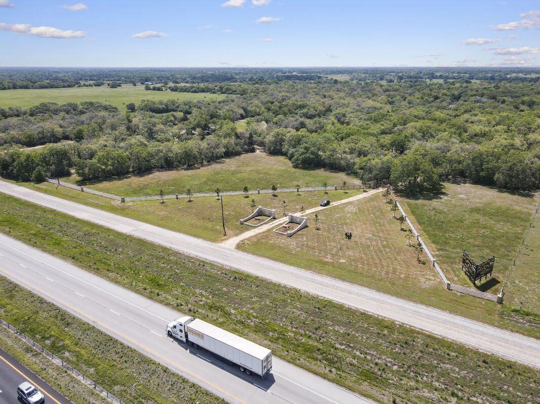 2512 Interstate 10 Property Photo 2