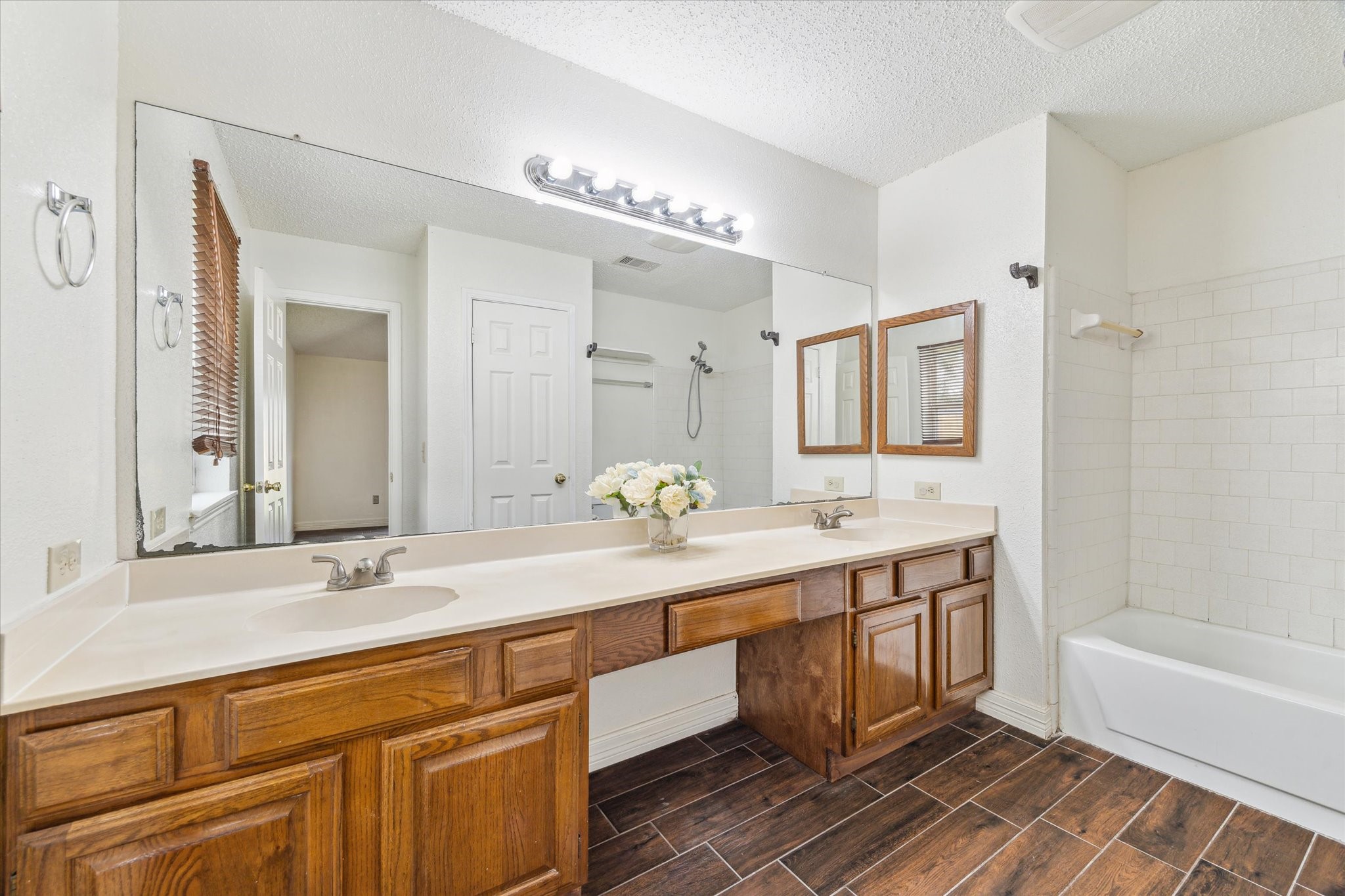 3915 Flintrock Lane Property Photo 10