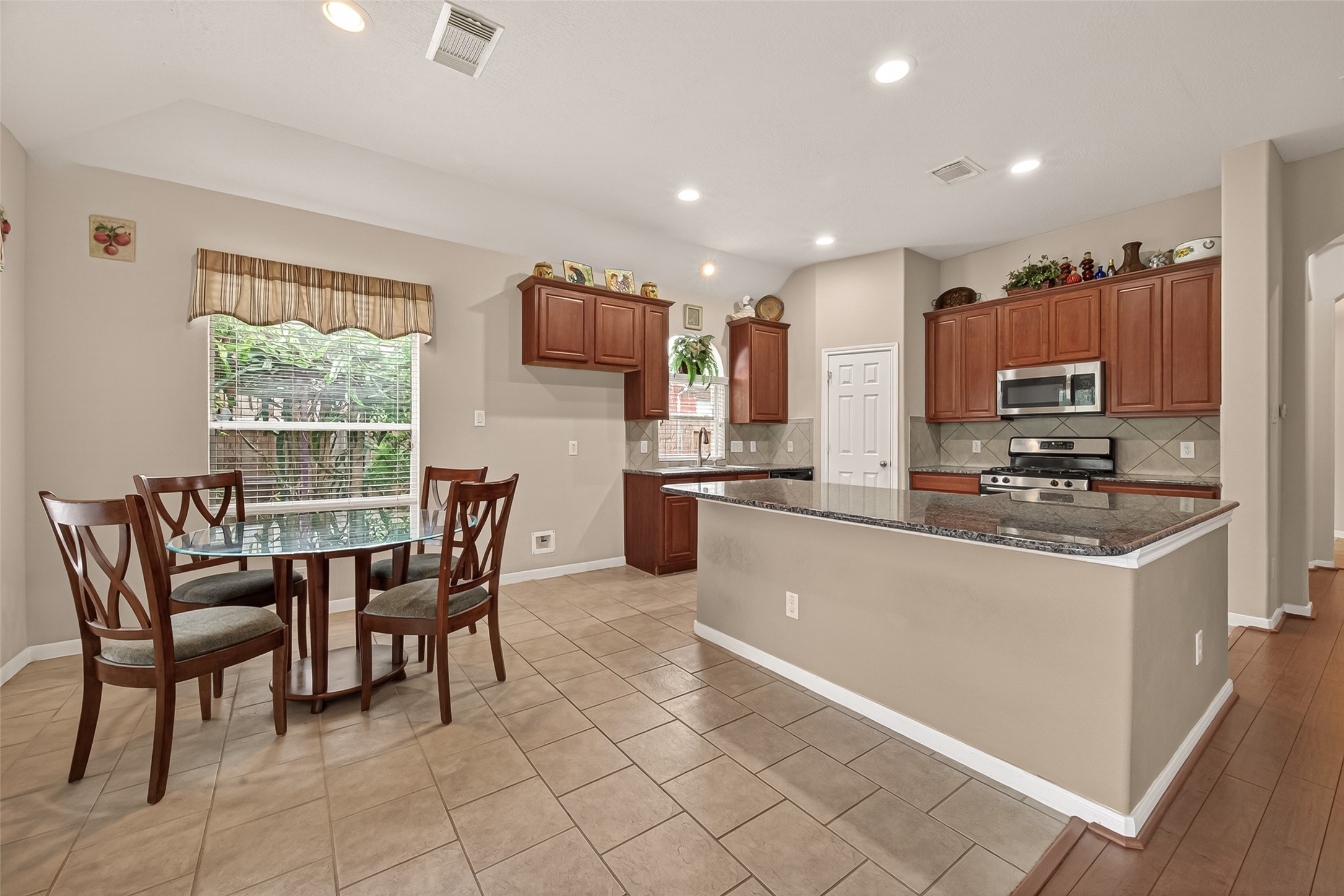 13719 Saxony Drive Property Photo 12