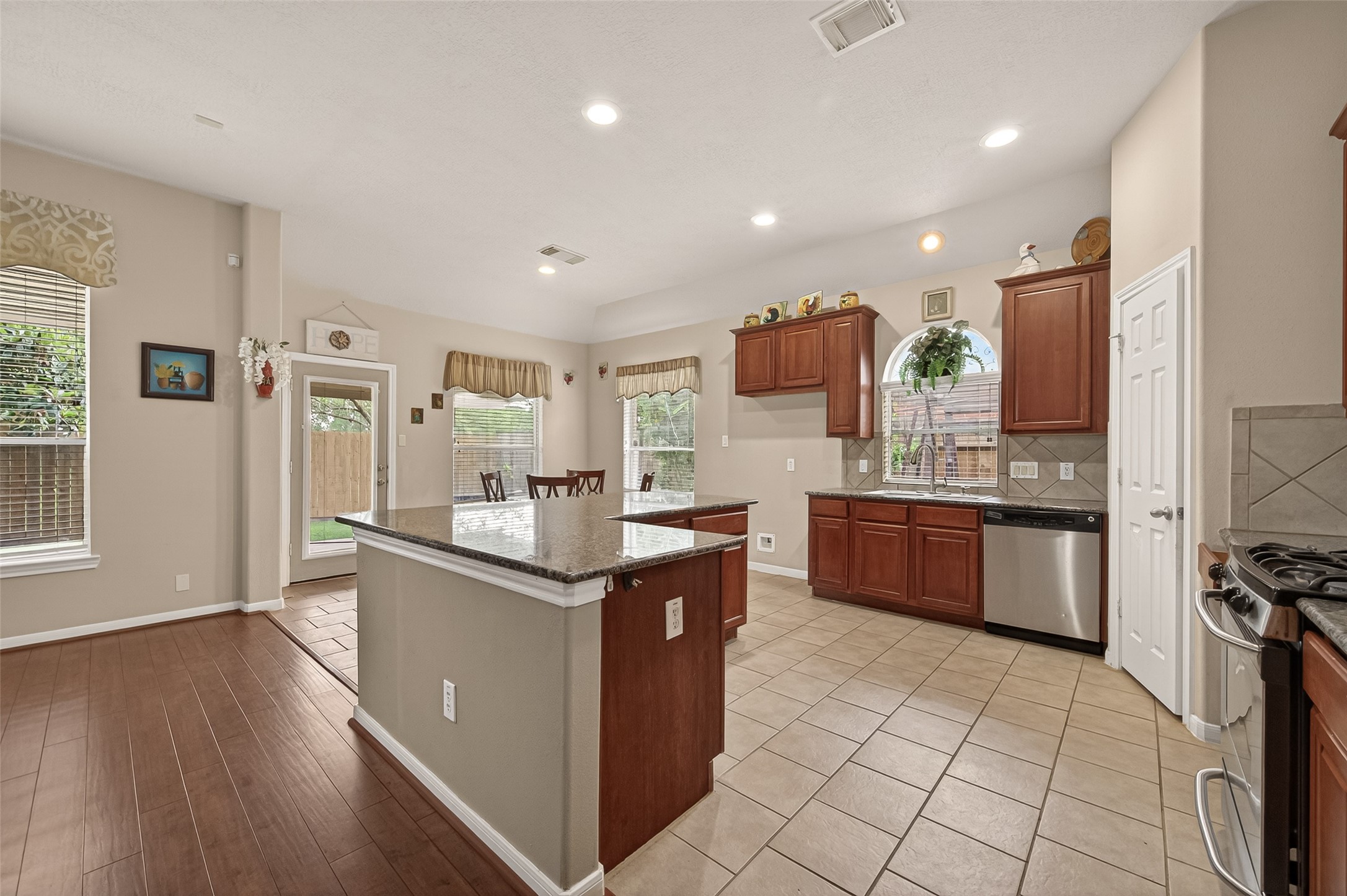 13719 Saxony Drive Property Photo 13