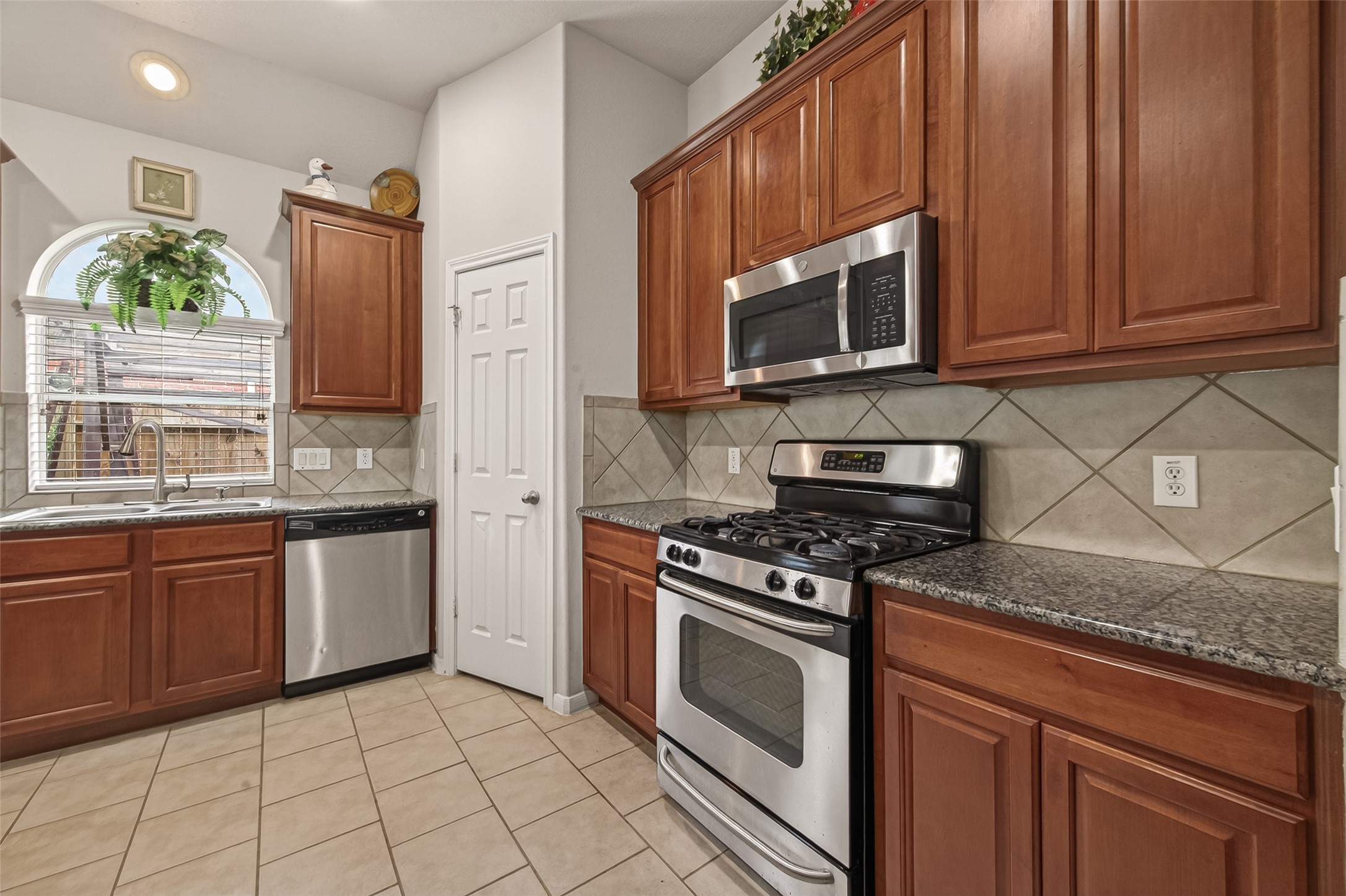 13719 Saxony Drive Property Photo 15