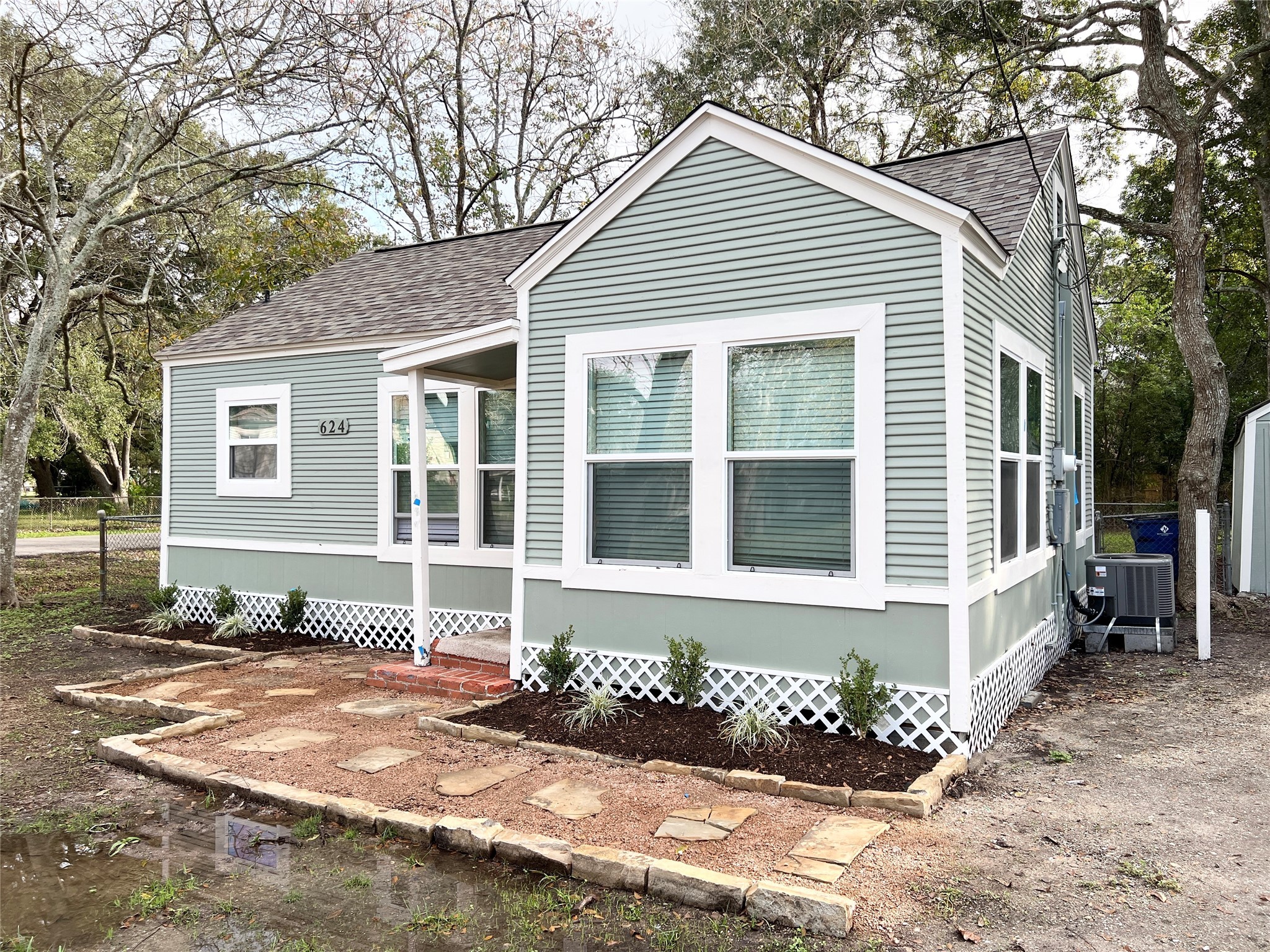 624 E Magnolia Property Photo 1