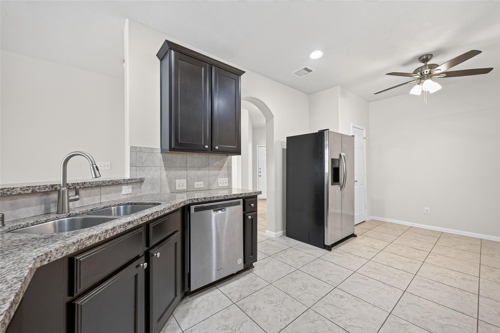8506 Sunset Loch Drive Property Photo 13