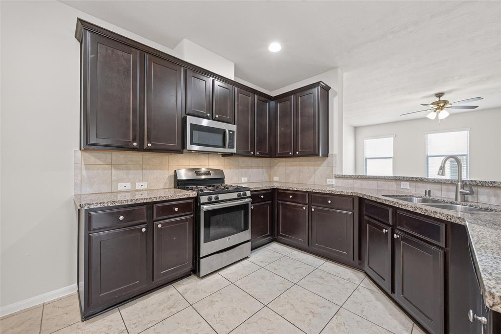 8506 Sunset Loch Drive Property Photo 14