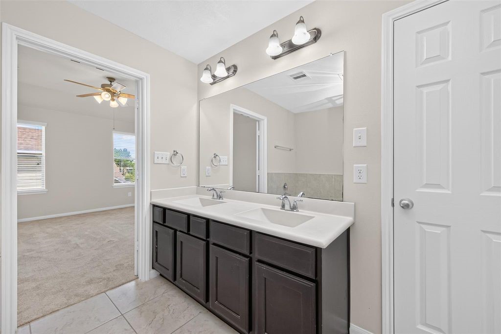 8506 Sunset Loch Drive Property Photo 23