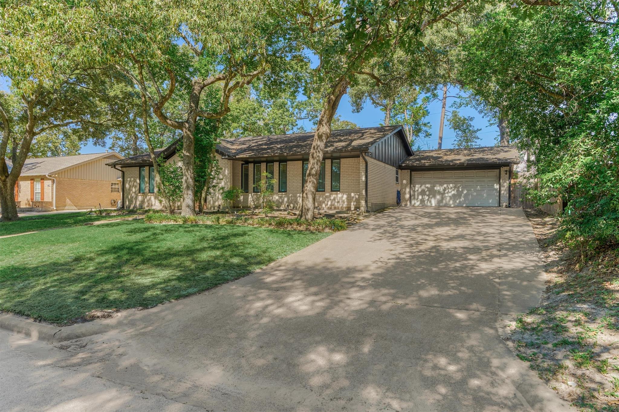 402 Shadywood Circle Property Photo 1