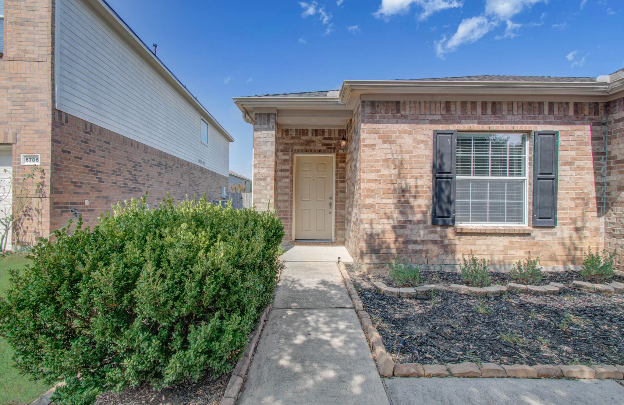 6702 Castle Terrace Ct Property Photo 3