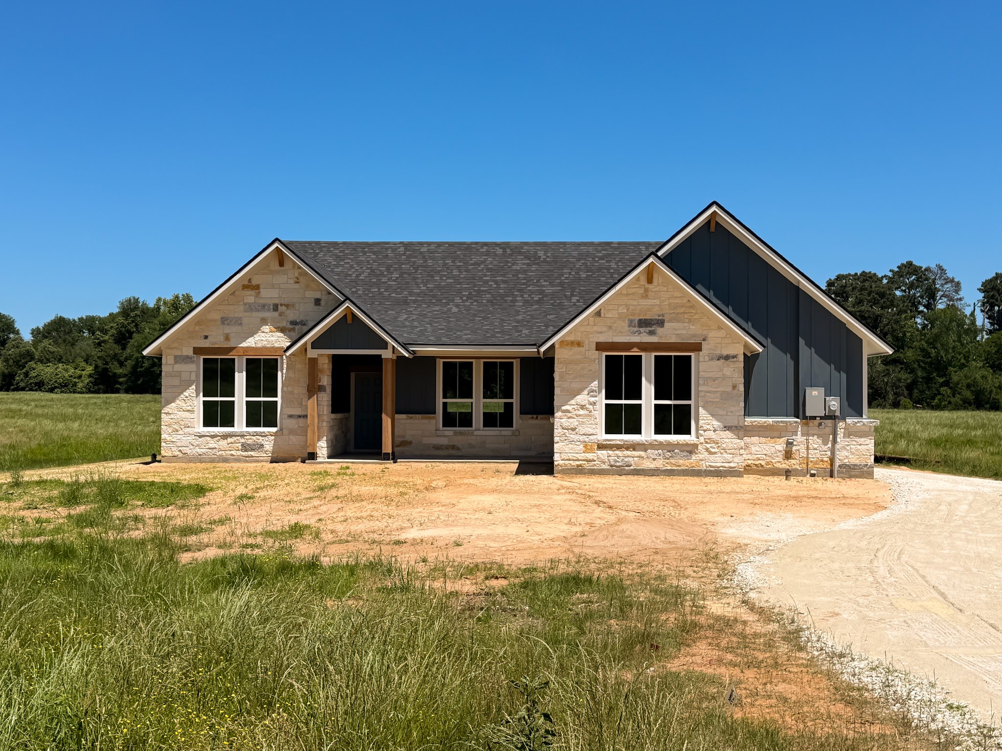 879 Pineview Circle Property Photo 1