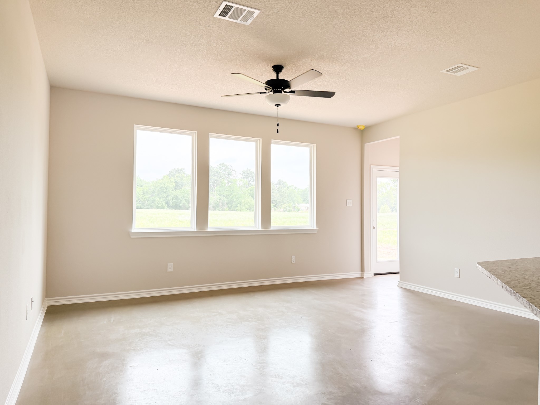 879 Pineview Circle Property Photo 5