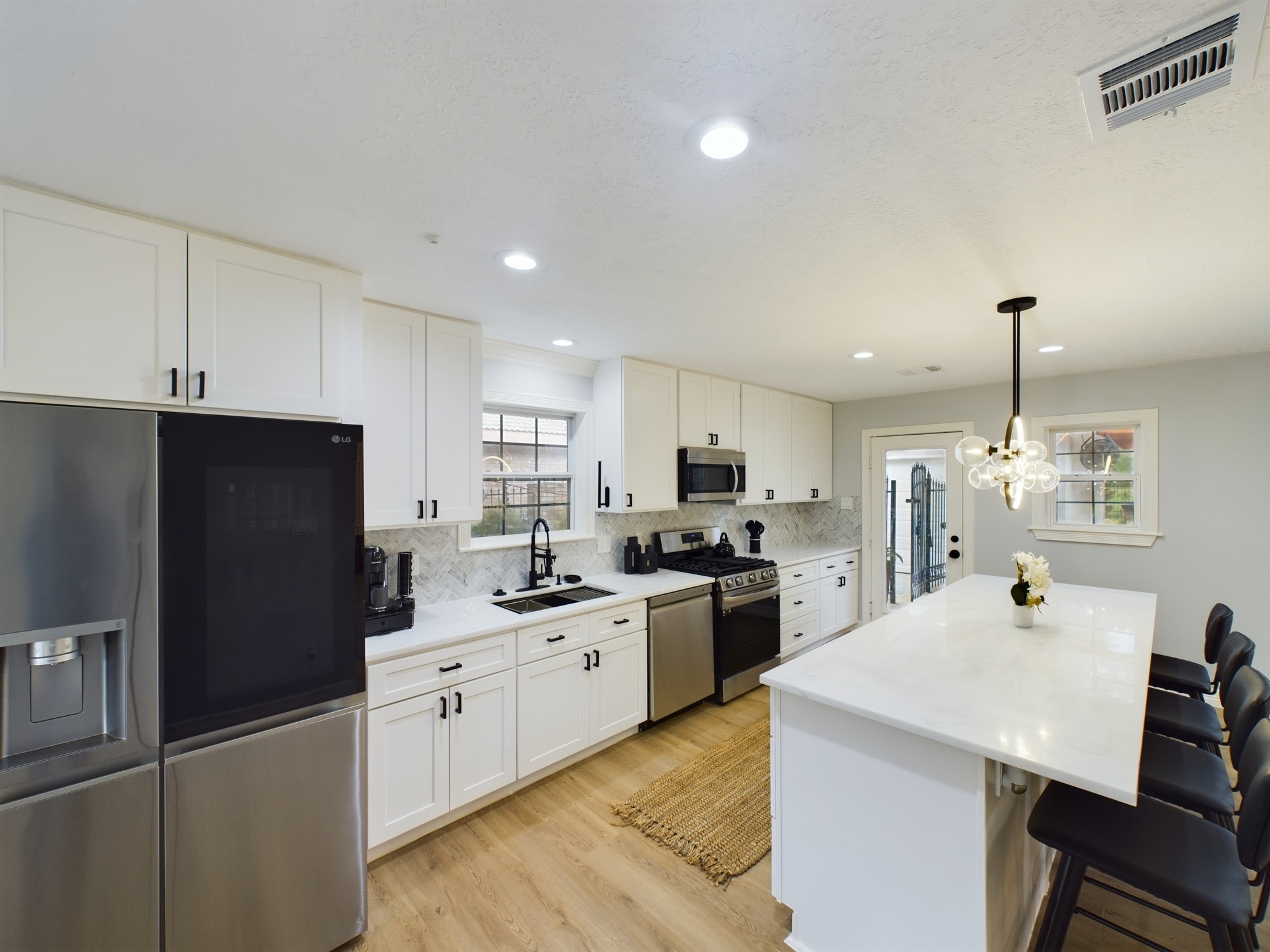 7702 Antoine Drive Property Photo 15